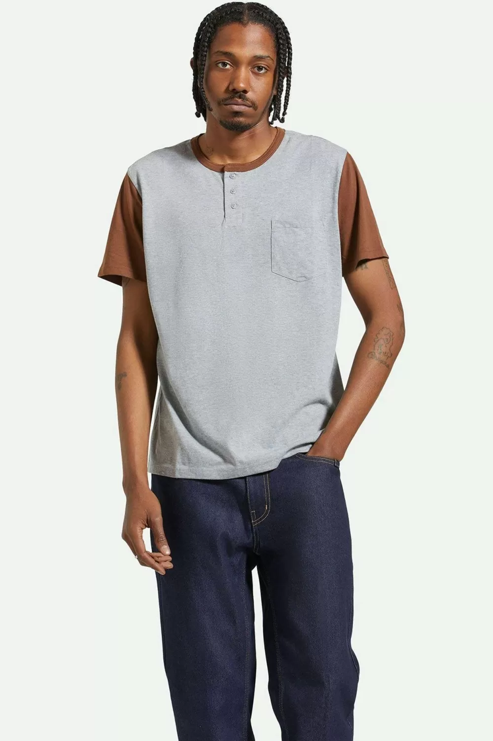 Brixton Detroit Henley T-Shirt Edizione Speciale 20º Anniversario con Tasche - Polo e Maglie Stile Urbano