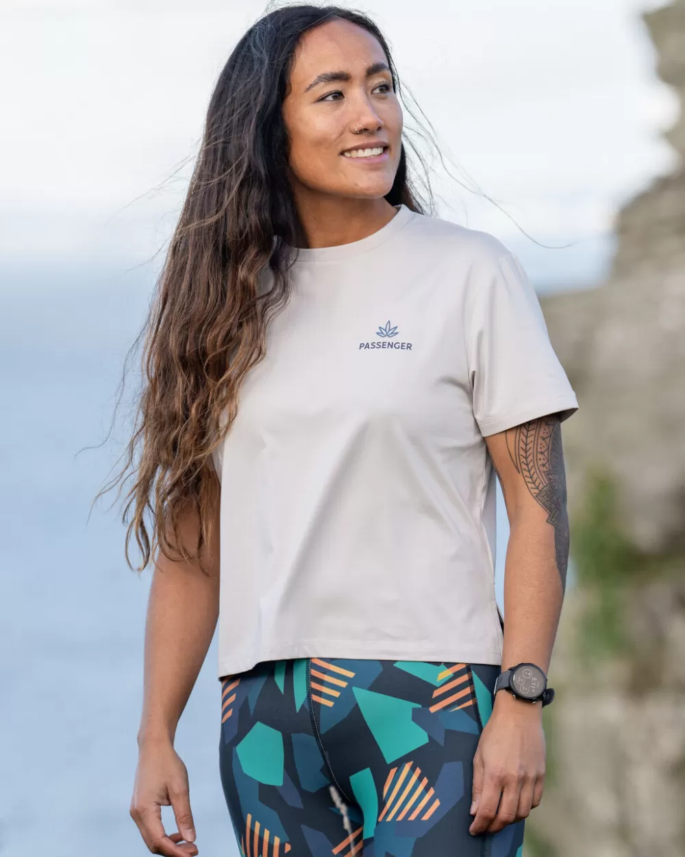 Maglietta Sportiva Confezionata in Tessuto Riciclato per Donna - Design Comodo e Allineato Passenger