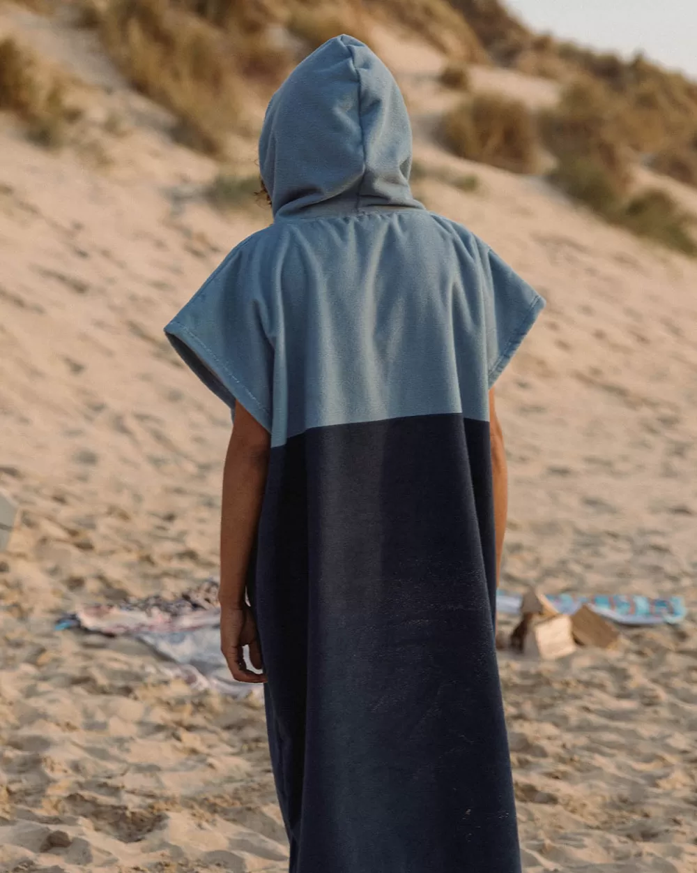 Floris van Bommel Coprispalla in Tessuto Riciclato Baja - Poncho Sostenibile con Stile Avventuroso