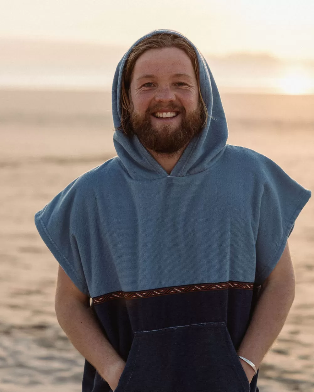 Floris van Bommel Coprispalla in Tessuto Riciclato Baja - Poncho Sostenibile con Stile Avventuroso