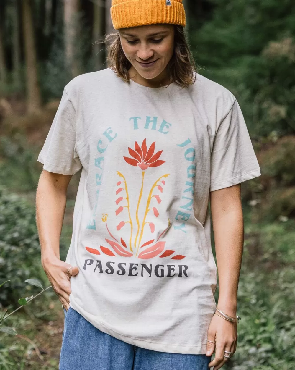 Maglietta Oversize Donna in Cotone Rigenerato - Passenger Bud Collection, Design Confortevole e Stile Casual Moderno