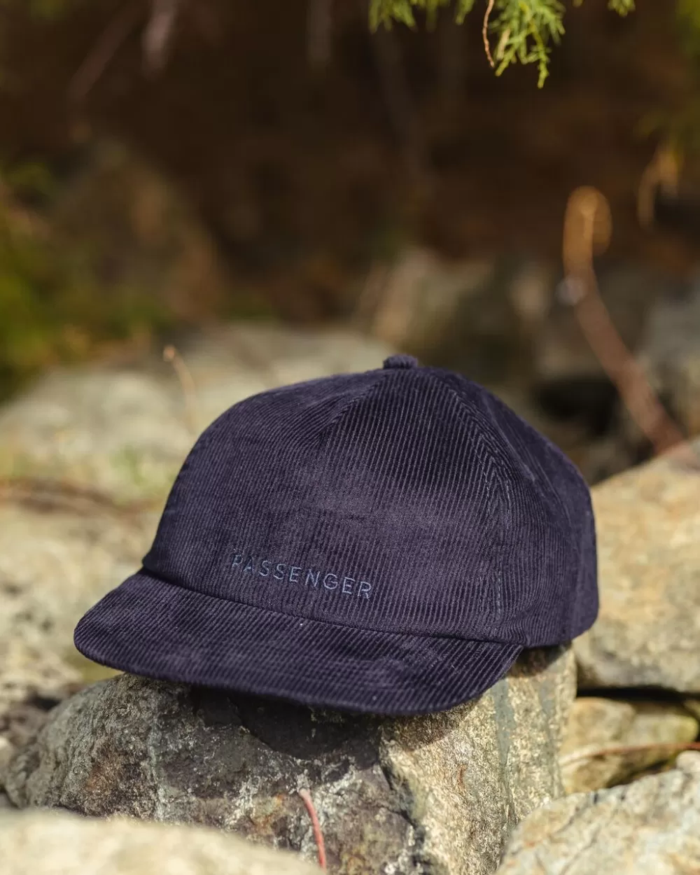Cappello Byron Eco-Chic in Tela Rigenerata per Viaggiatrici Modaiole
