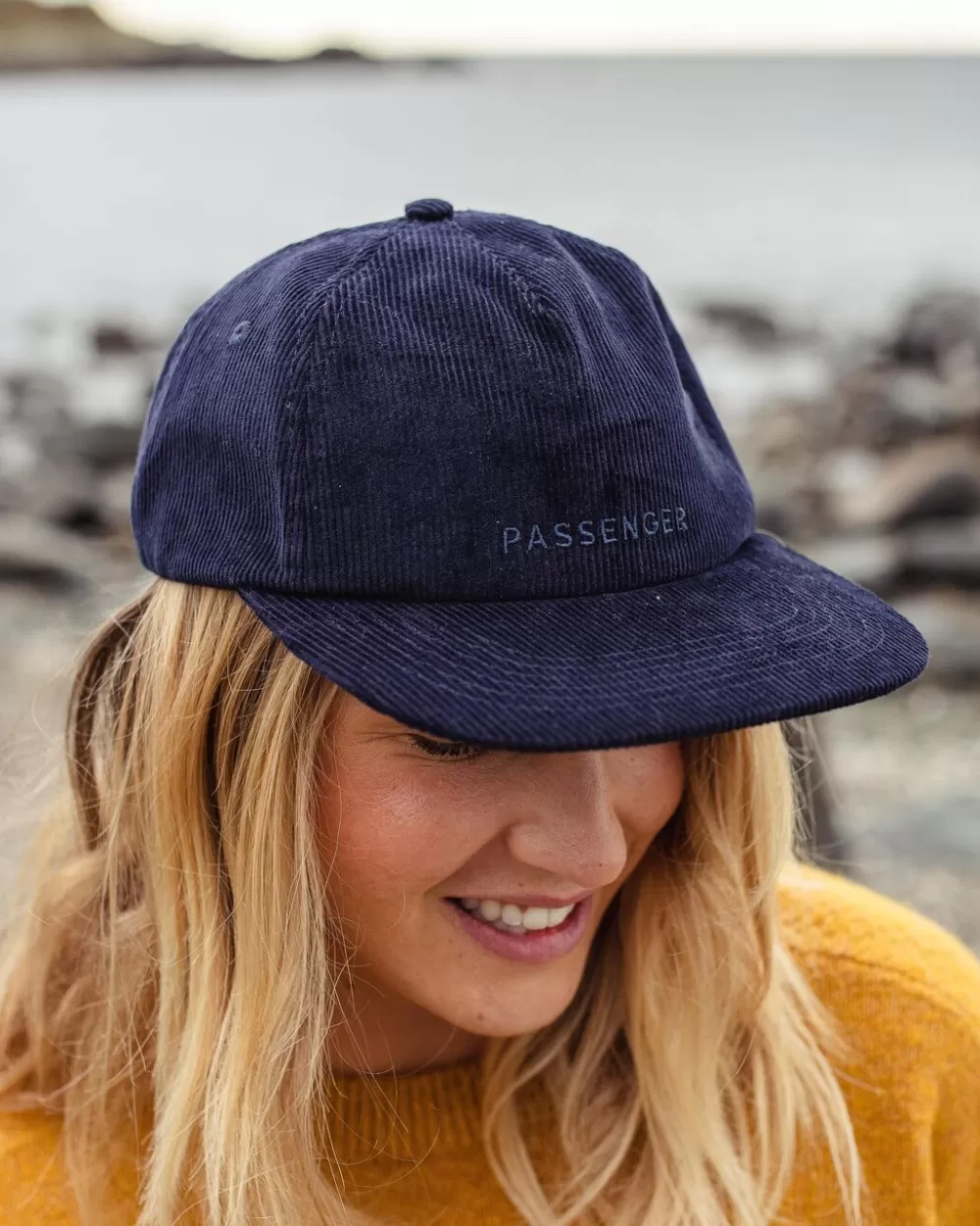 Cappello Byron Eco-Chic in Tela Rigenerata per Viaggiatrici Modaiole