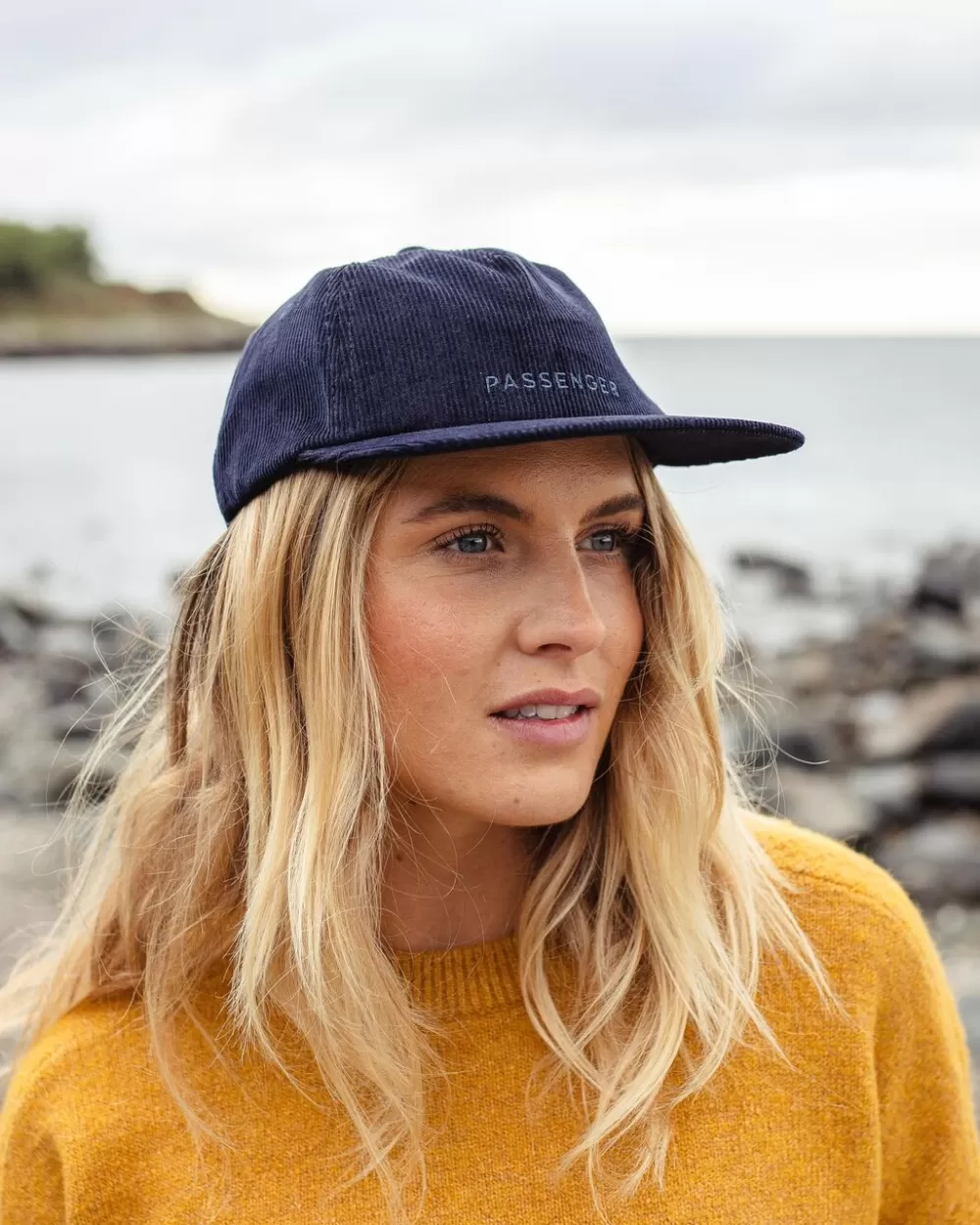 Cappello Byron Eco-Chic in Tela Rigenerata per Viaggiatrici Modaiole
