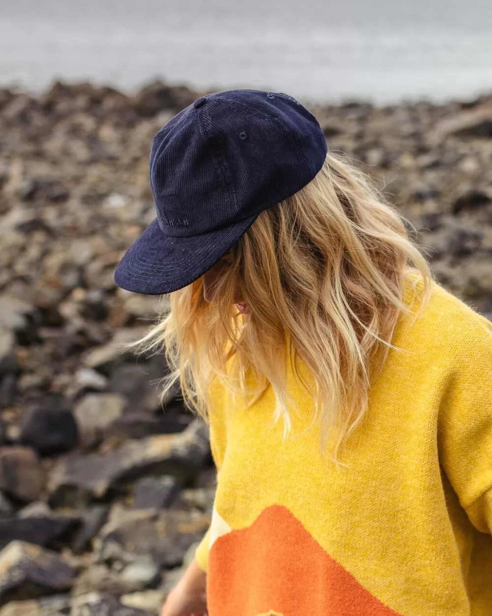 Cappello Byron Eco-Chic in Tela Rigenerata per Viaggiatrici Modaiole