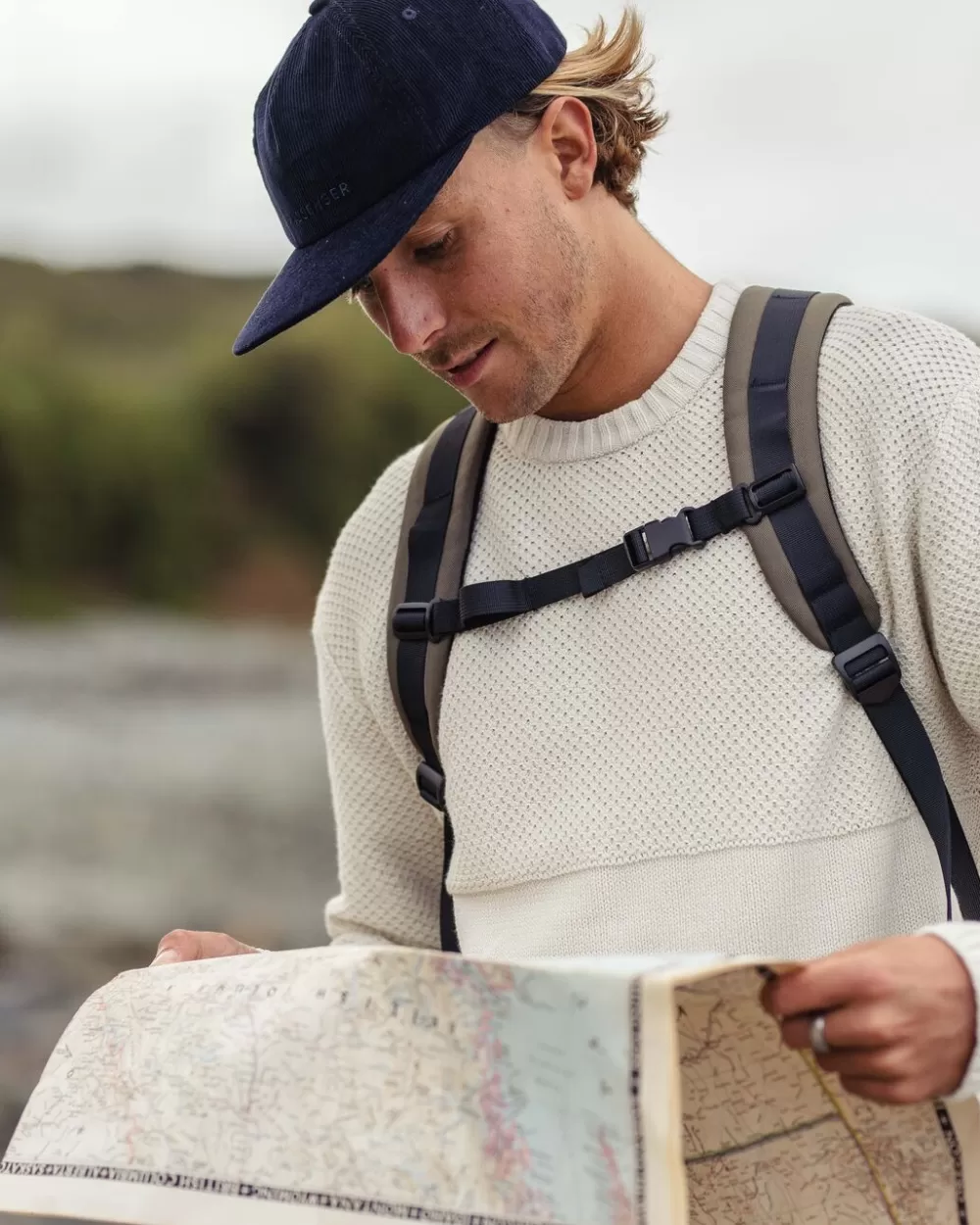 Cappello Byron Eco-Chic in Tela Rigenerata per Viaggiatrici Modaiole
