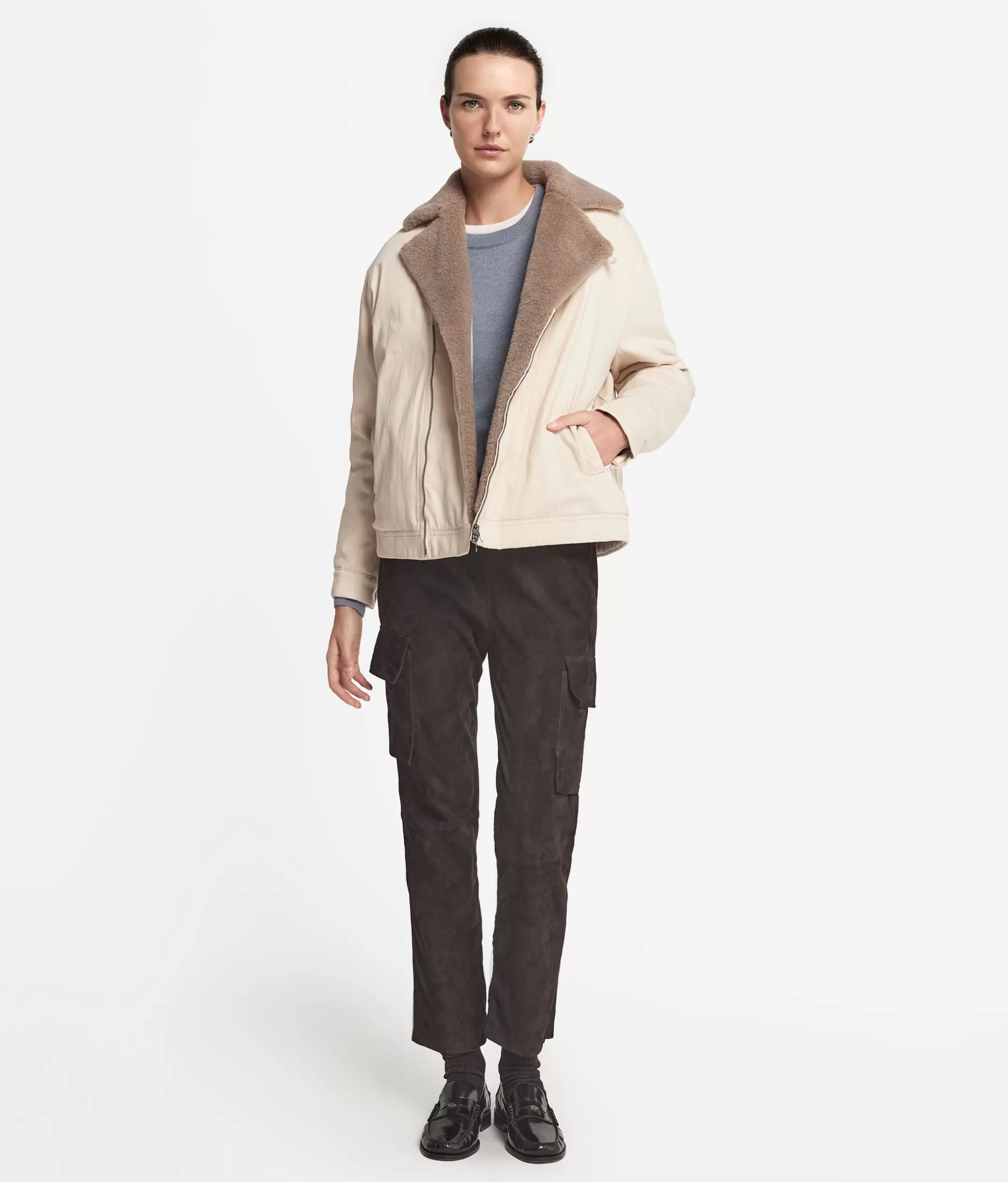 Giubbotto Corto Falconeri in Denim e Cashmere - Tonalità Terra Bruciata con Sfumature Dorate, Modello 9049

(：，：1. 