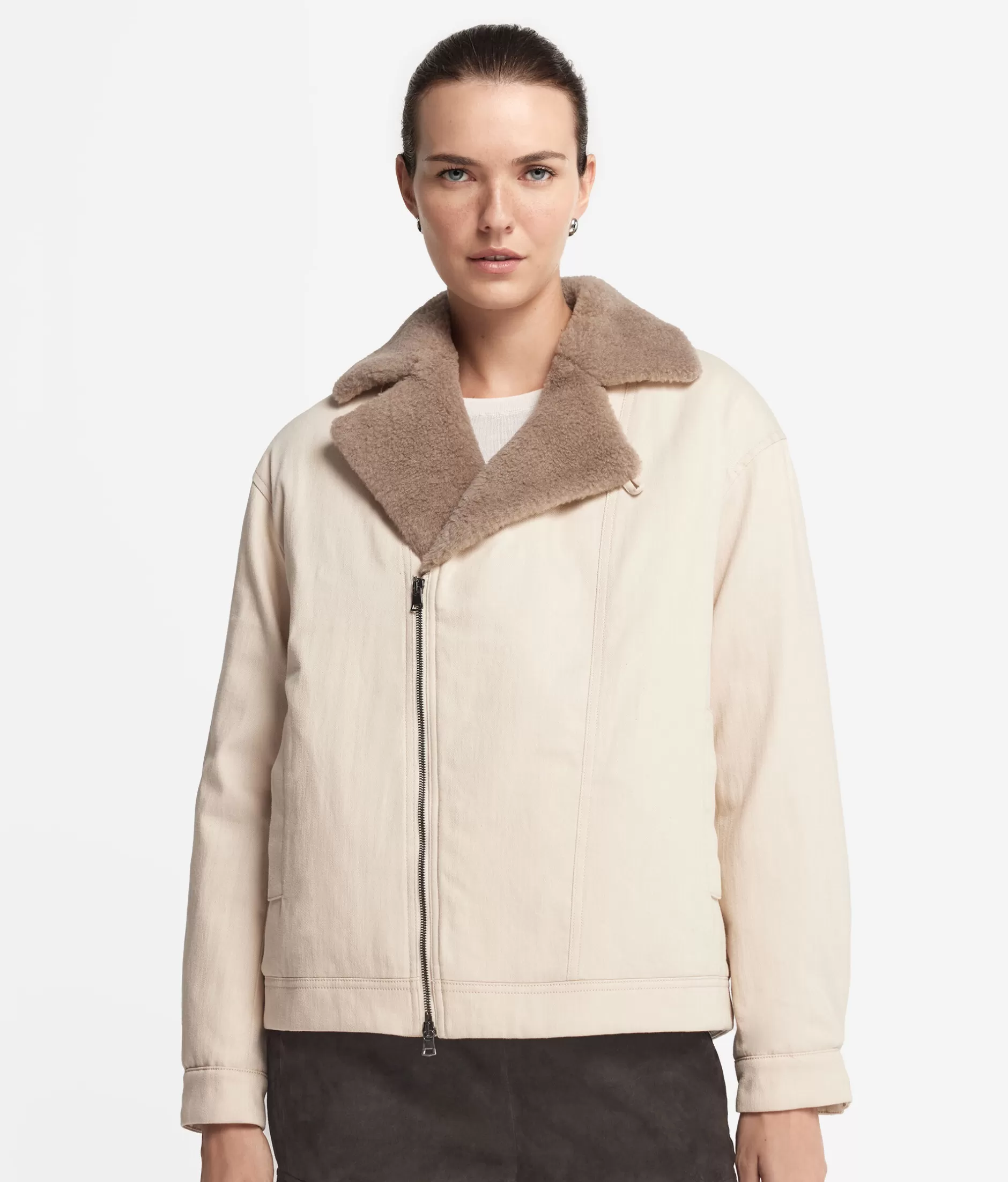 Giubbotto Corto Falconeri in Denim e Cashmere - Tonalità Terra Bruciata con Sfumature Dorate, Modello 9049

(：，：1. 