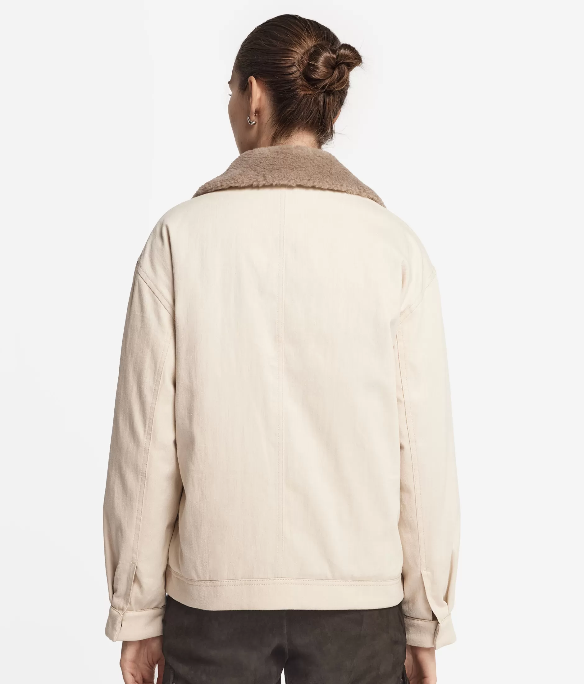 Giubbotto Corto Falconeri in Denim e Cashmere - Tonalità Terra Bruciata con Sfumature Dorate, Modello 9049

(：，：1. 