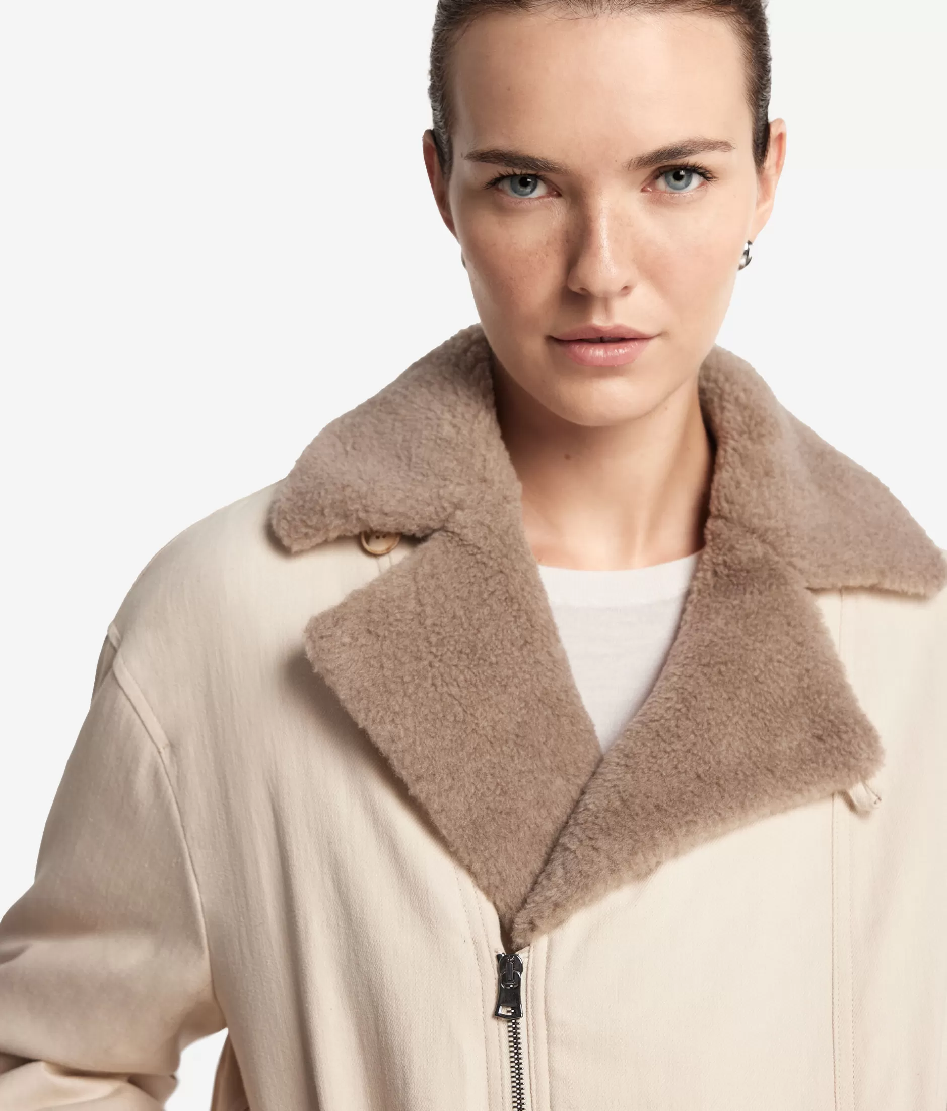 Giubbotto Corto Falconeri in Denim e Cashmere - Tonalità Terra Bruciata con Sfumature Dorate, Modello 9049

(：，：1. 