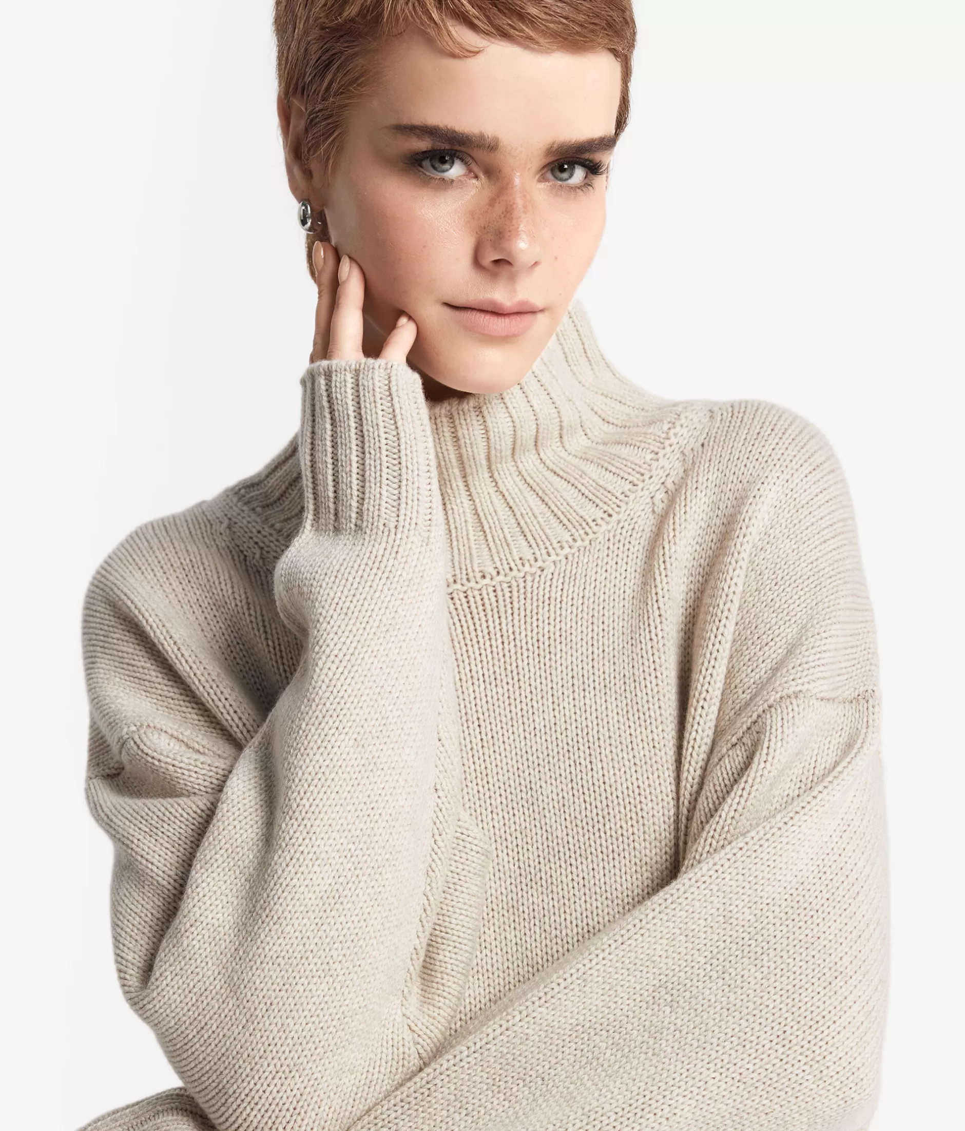 Falconeri Maglione Comodo in Puro Cashmere - Scollo a Barchetta con Lavorazione Tricot, Colore Grigio Pietra Naturale