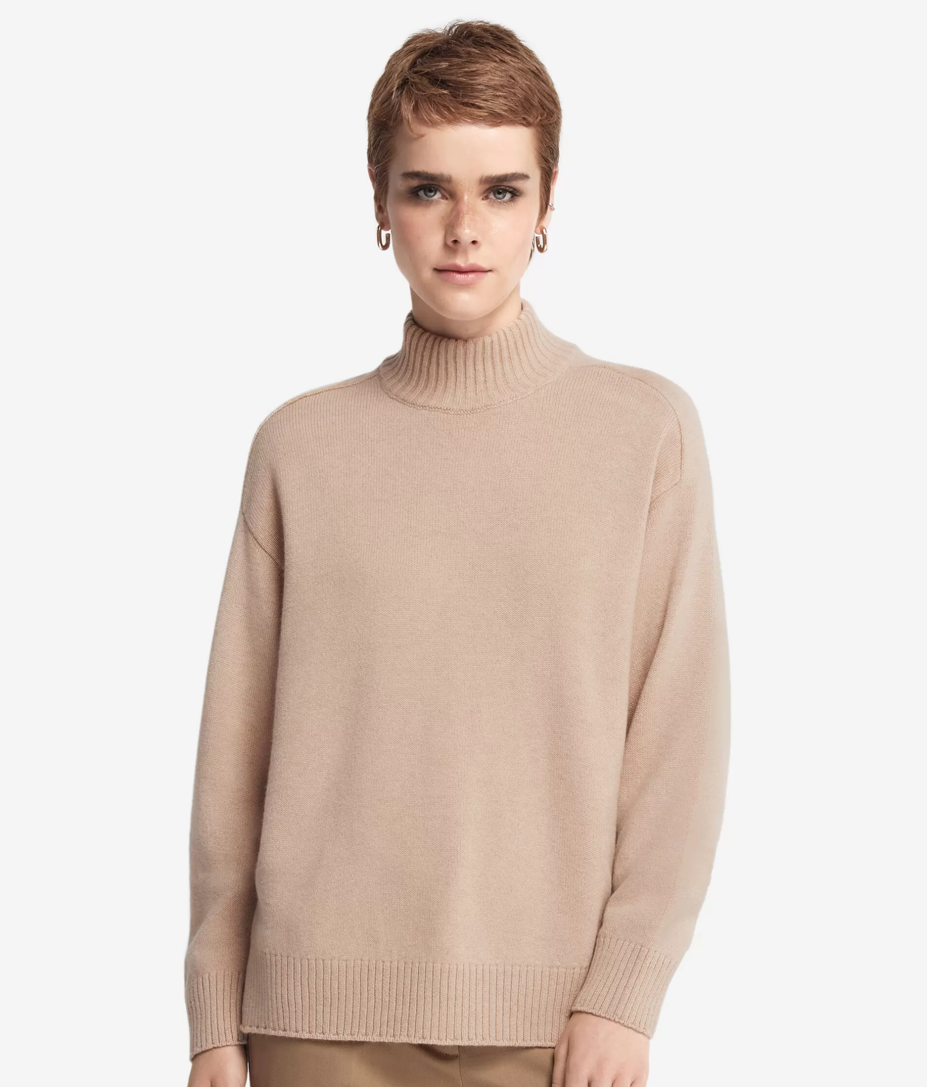Maglione in cashmere Falconeri con collo dolcevita e spalle cucite - Lavorato a maglia morbida tonalità crema chiaro (Mod. 8646)