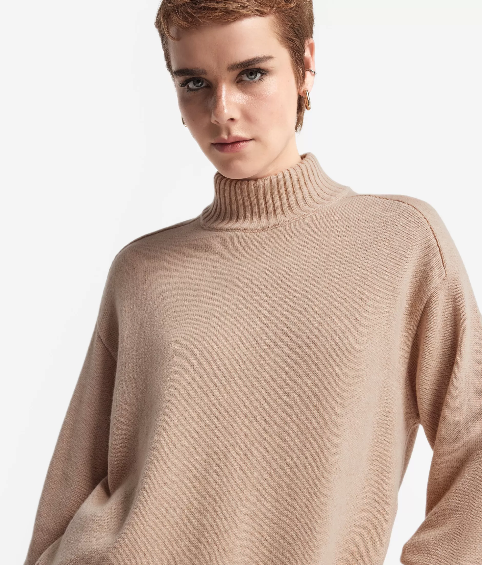 Maglione in cashmere Falconeri con collo dolcevita e spalle cucite - Lavorato a maglia morbida tonalità crema chiaro (Mod. 8646)