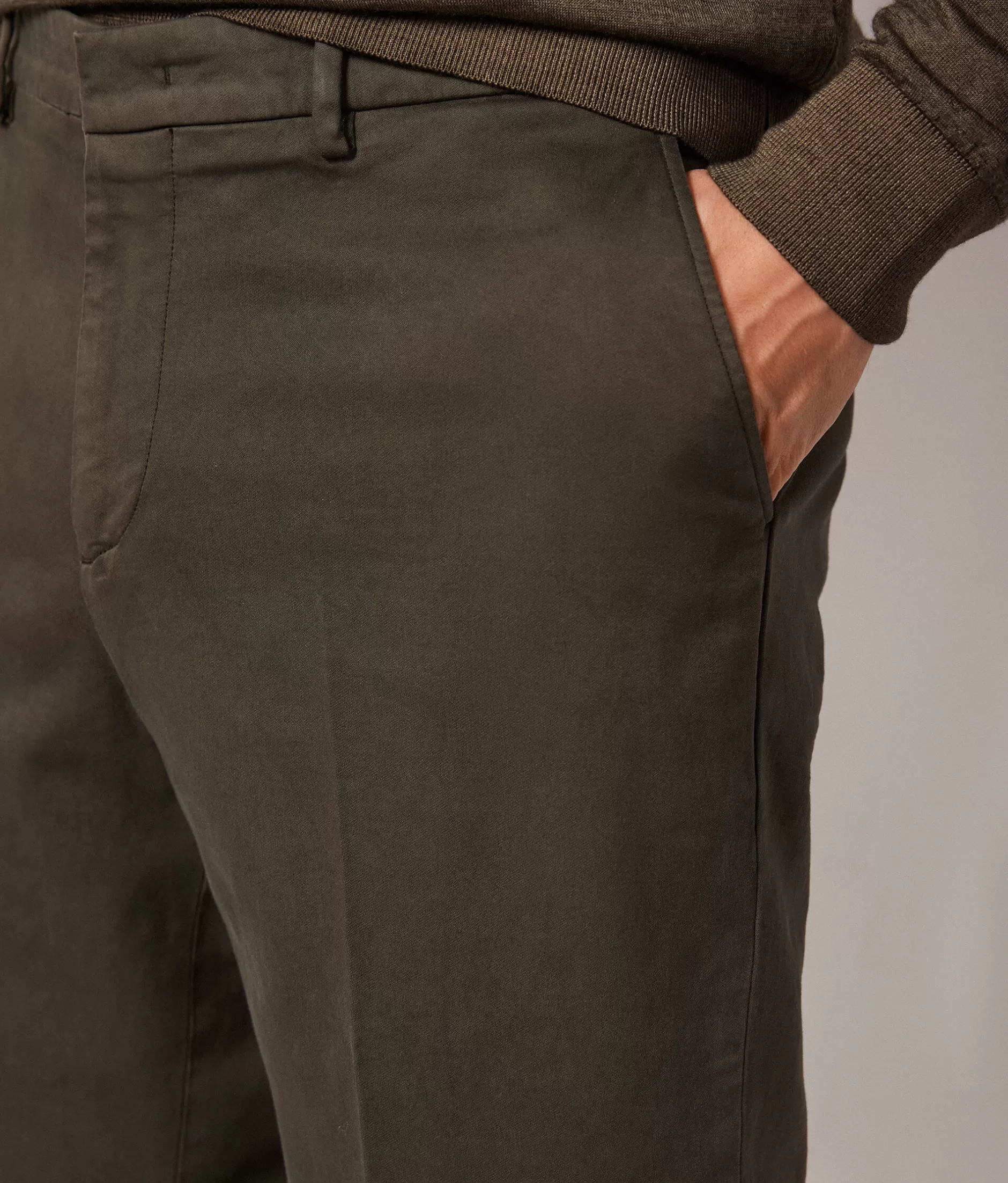 Pantaloni Chino Falconeri Mod. 8834 - Tintura a indumento in nuance verde militare sabbioso, confezione premium per un look casual raffinato