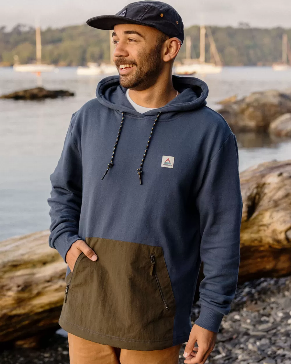 Eco-Felpa Vintage Cliff Passenger con Cappuccio - Cotone Rigenerato per Look Urbano Sostenibile