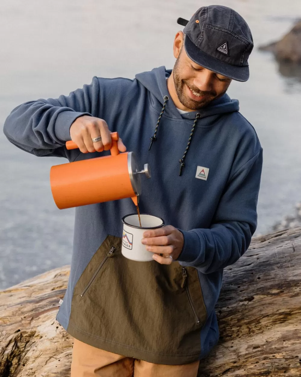 Eco-Felpa Vintage Cliff Passenger con Cappuccio - Cotone Rigenerato per Look Urbano Sostenibile