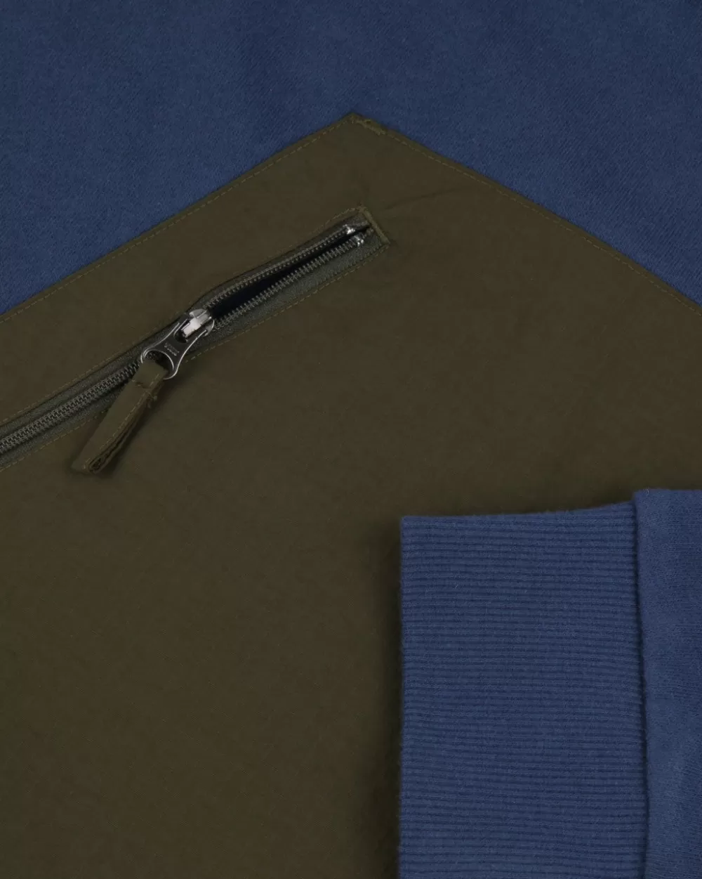 Eco-Felpa Vintage Cliff Passenger con Cappuccio - Cotone Rigenerato per Look Urbano Sostenibile