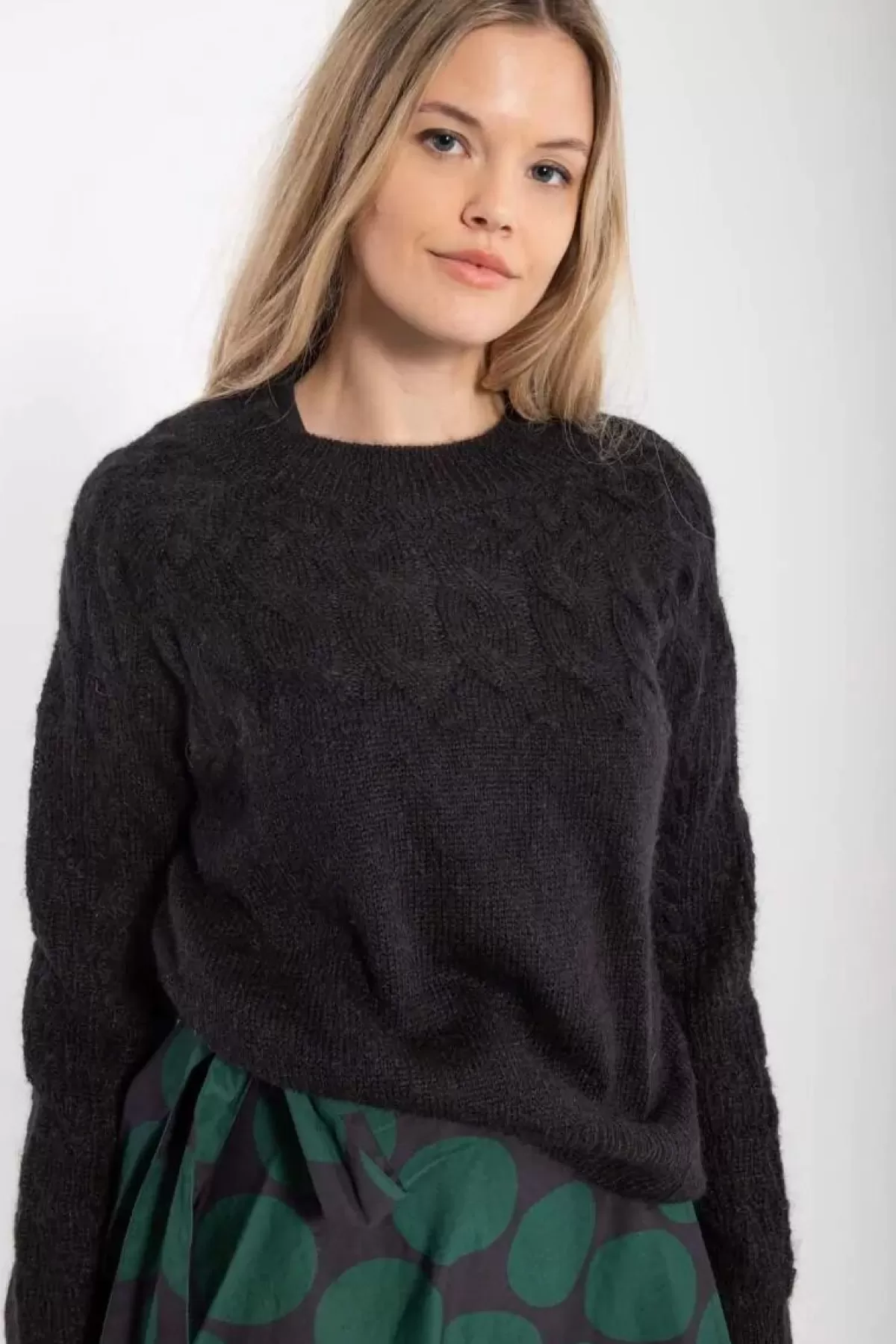 Maglione Donna Danefa - Danaarluk Nero Lavorato a Mano, Morbidissimo in Lana Merino per Inverno