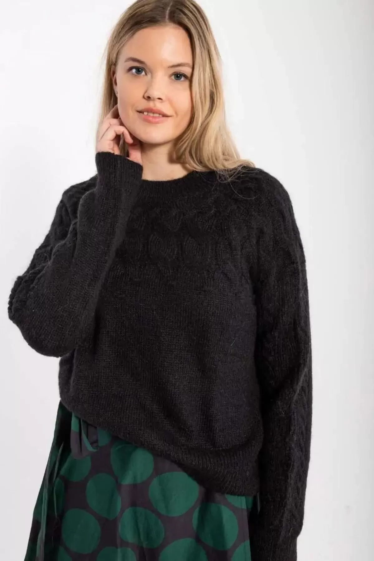Maglione Donna Danefa - Danaarluk Nero Lavorato a Mano, Morbidissimo in Lana Merino per Inverno