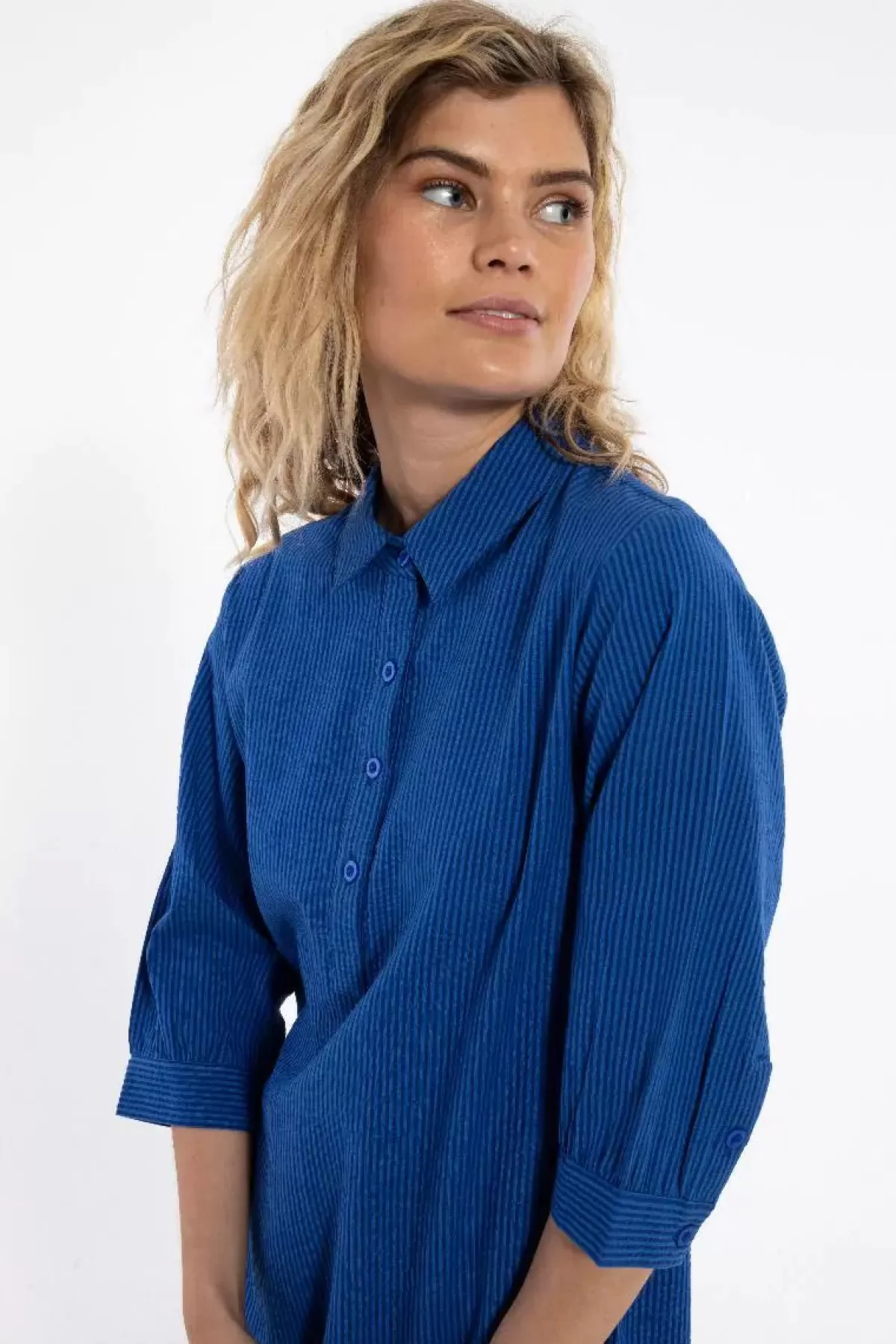 Abito estivo in seersucker Danecarnation - Tonalità blu marino intenso e Klein Blue by Dame Danefæ