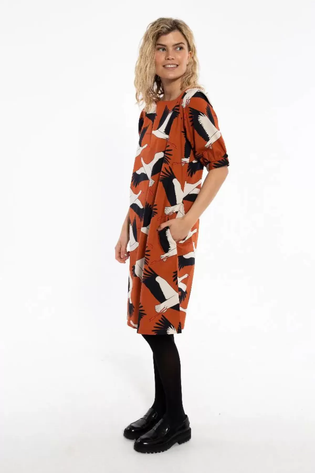 Abito Elegante Dame Danefæ Danedal - Ricamo di Cicogne in Tonalità Terra Bruciata, Confezione Premium con Taglio Oversize