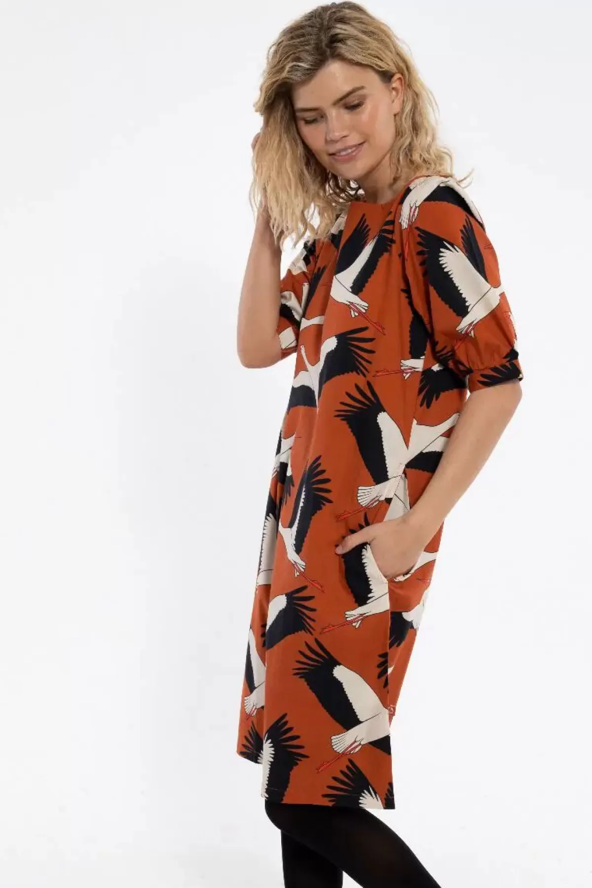Abito Elegante Dame Danefæ Danedal - Ricamo di Cicogne in Tonalità Terra Bruciata, Confezione Premium con Taglio Oversize