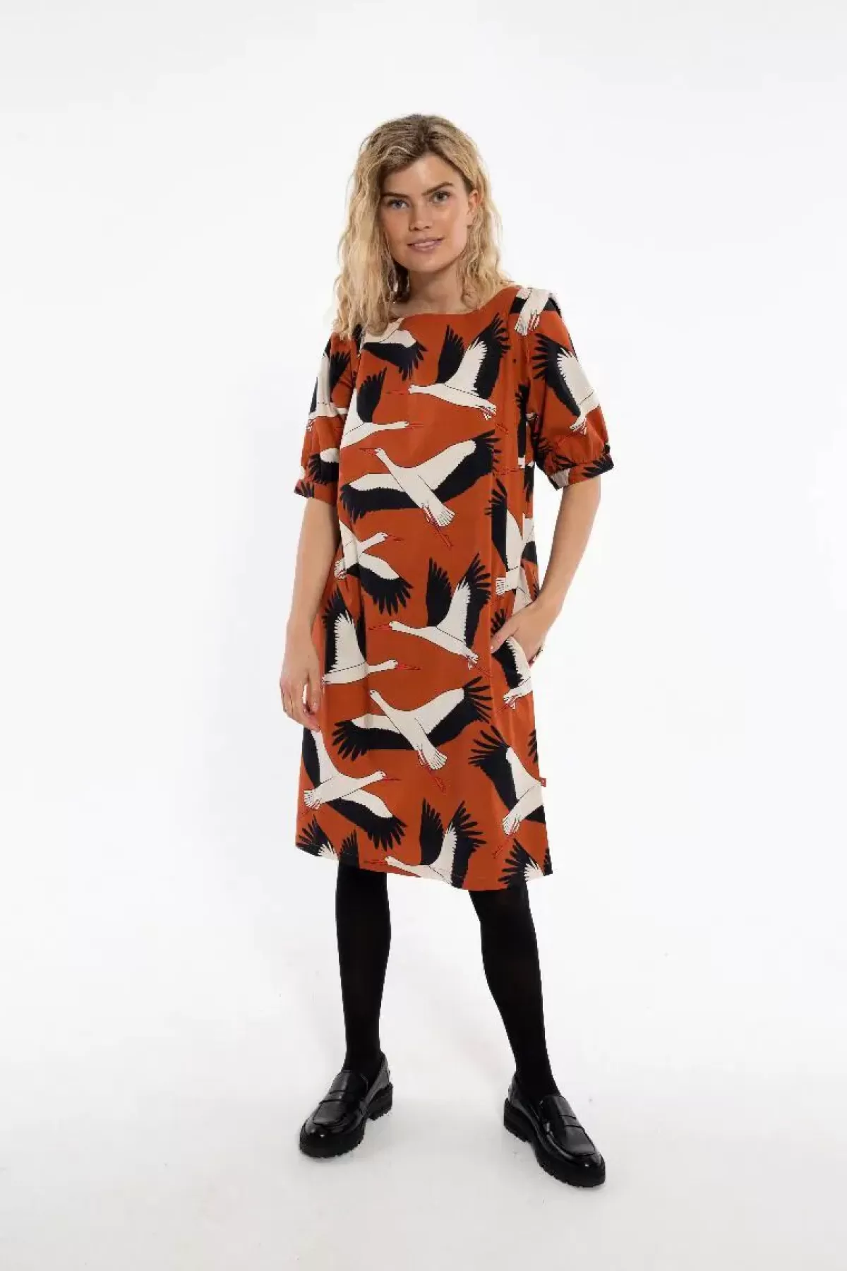 Abito Elegante Dame Danefæ Danedal - Ricamo di Cicogne in Tonalità Terra Bruciata, Confezione Premium con Taglio Oversize