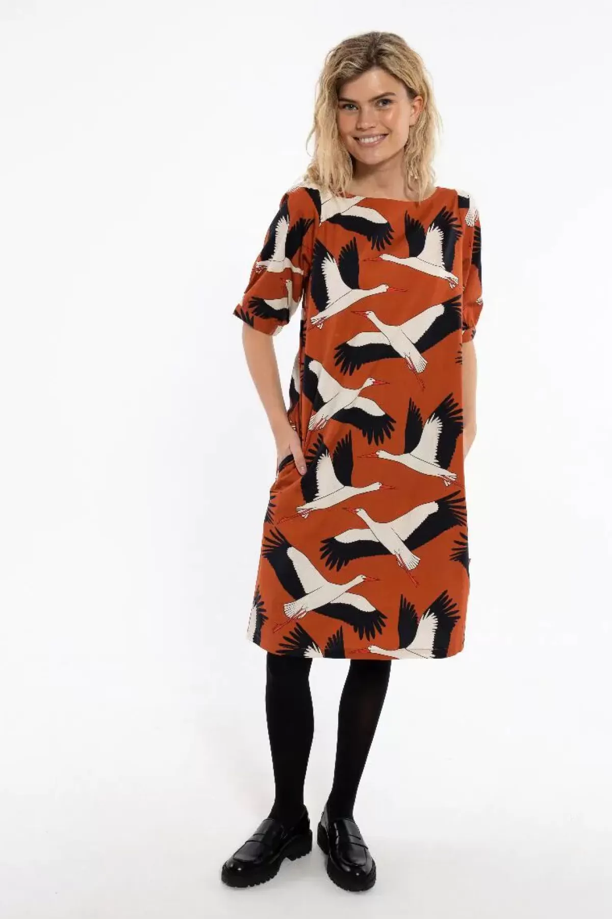 Abito Elegante Dame Danefæ Danedal - Ricamo di Cicogne in Tonalità Terra Bruciata, Confezione Premium con Taglio Oversize