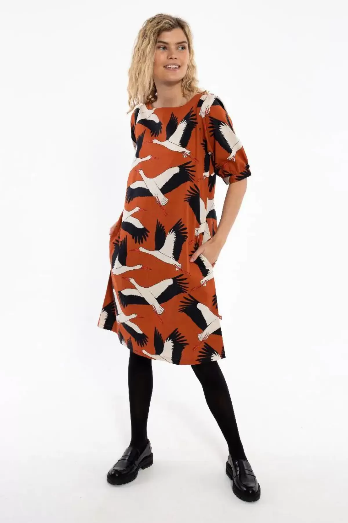 Abito Elegante Dame Danefæ Danedal - Ricamo di Cicogne in Tonalità Terra Bruciata, Confezione Premium con Taglio Oversize