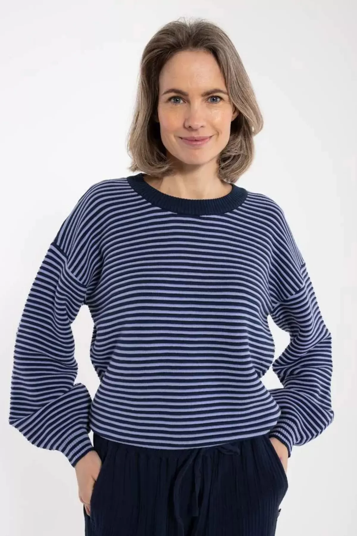 Maglione Donna Elegante in Uncinetto 3D Danegold - Lavorato a Maglia con Trama Avvolgente - Blu Notte e Viola Ghiaccio per Uno Stile Stagionale Unico