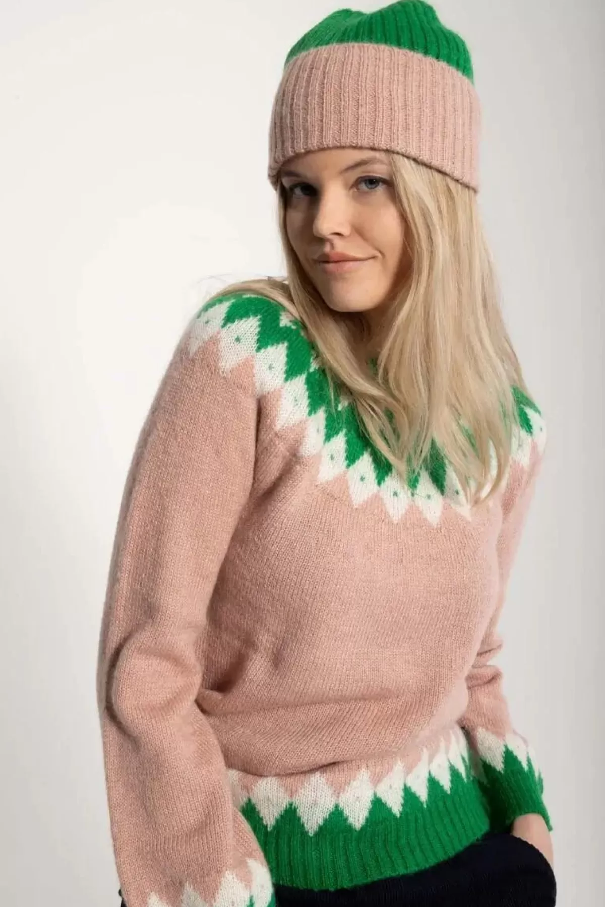 Maglione Elegante in Mohair Danehot Stove - Rosa Polvere, Gesso e Verde | Dame Danefæ