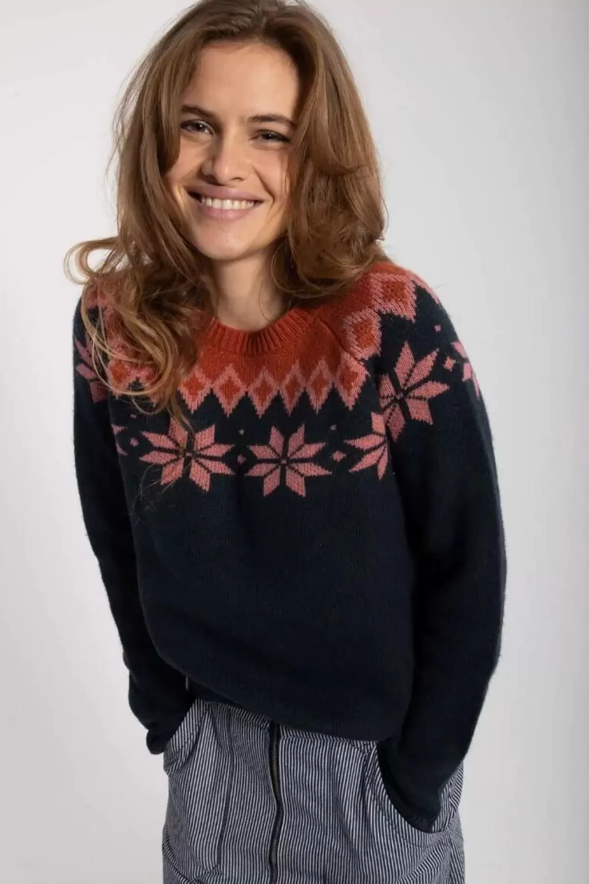 Maglione in Lana Danehytte di Dame Danefæ - Calda Coperta Invernale in Blu Scuro, Rosa Antico e Rosso Mattone