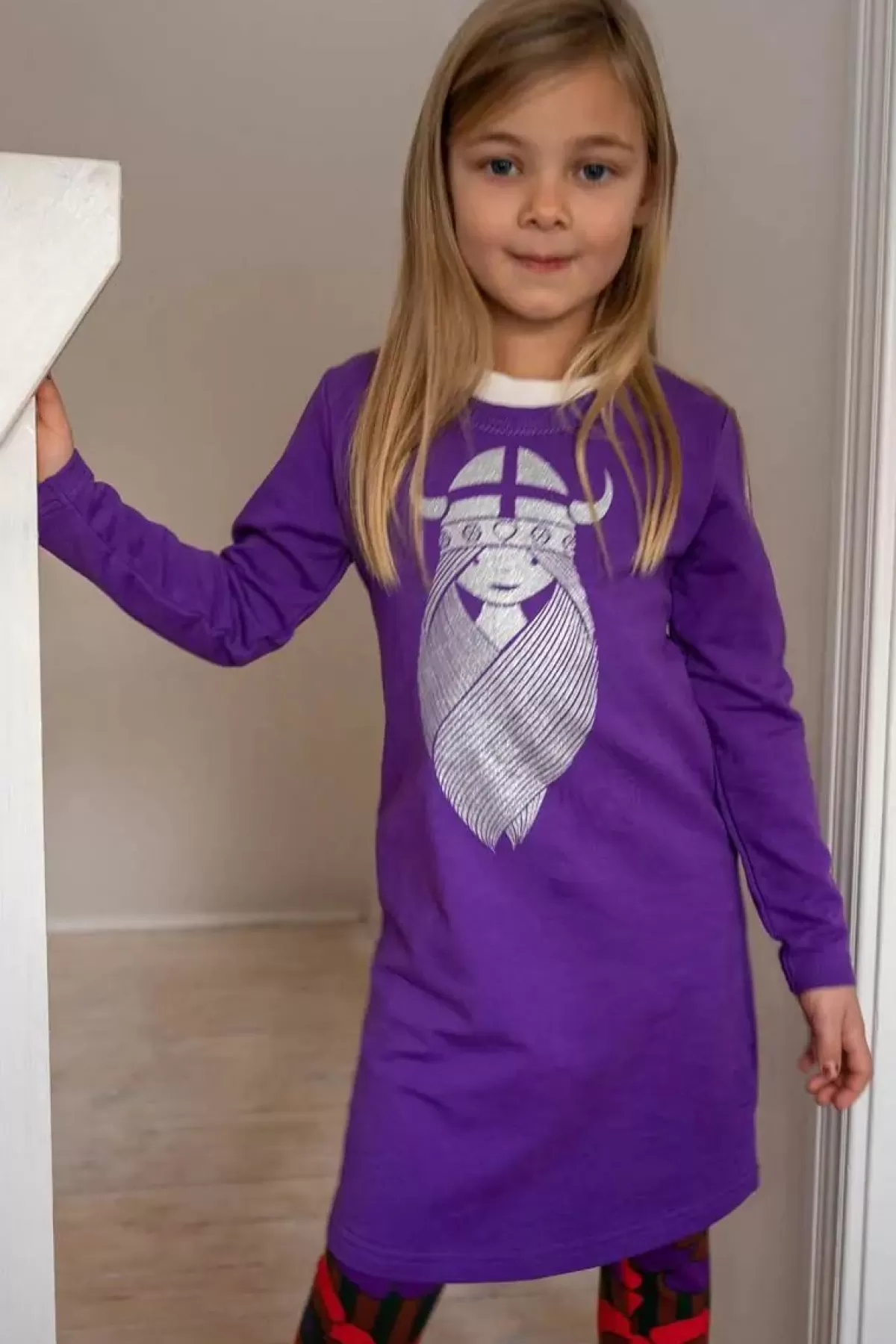Abito Maglione Bambina Freja in Viola Brillante con Ricami Glitter - Collezione Danekvik by Danefæ