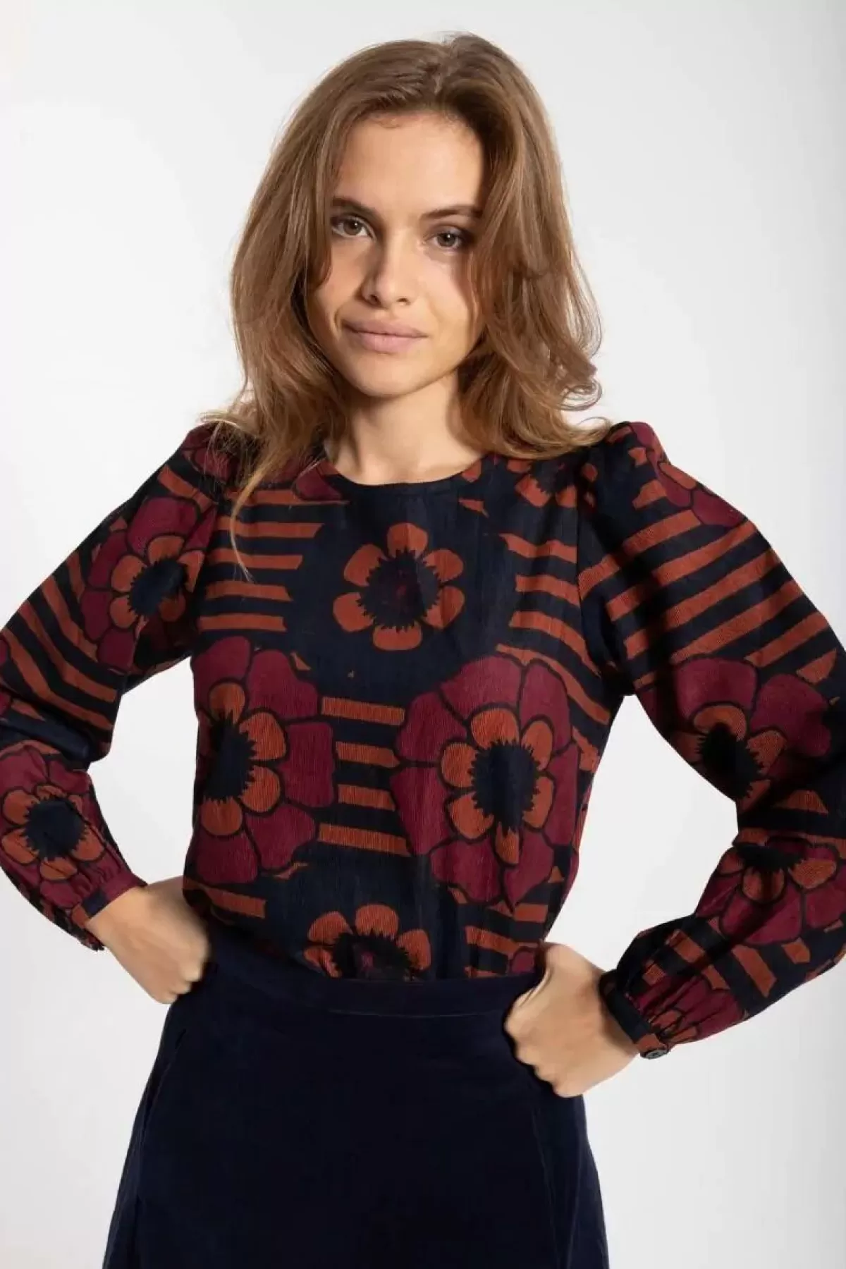 Camicia Casual con Stampa Floreale Elegante - Rosa Beige e Blu Marino | Design Danelouise by Dame Danefæ