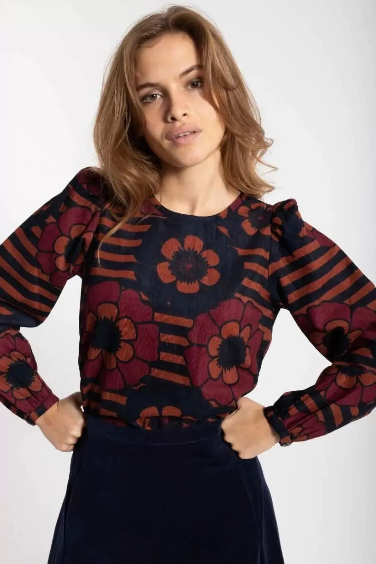 Camicia Casual con Stampa Floreale Elegante - Rosa Beige e Blu Marino | Design Danelouise by Dame Danefæ