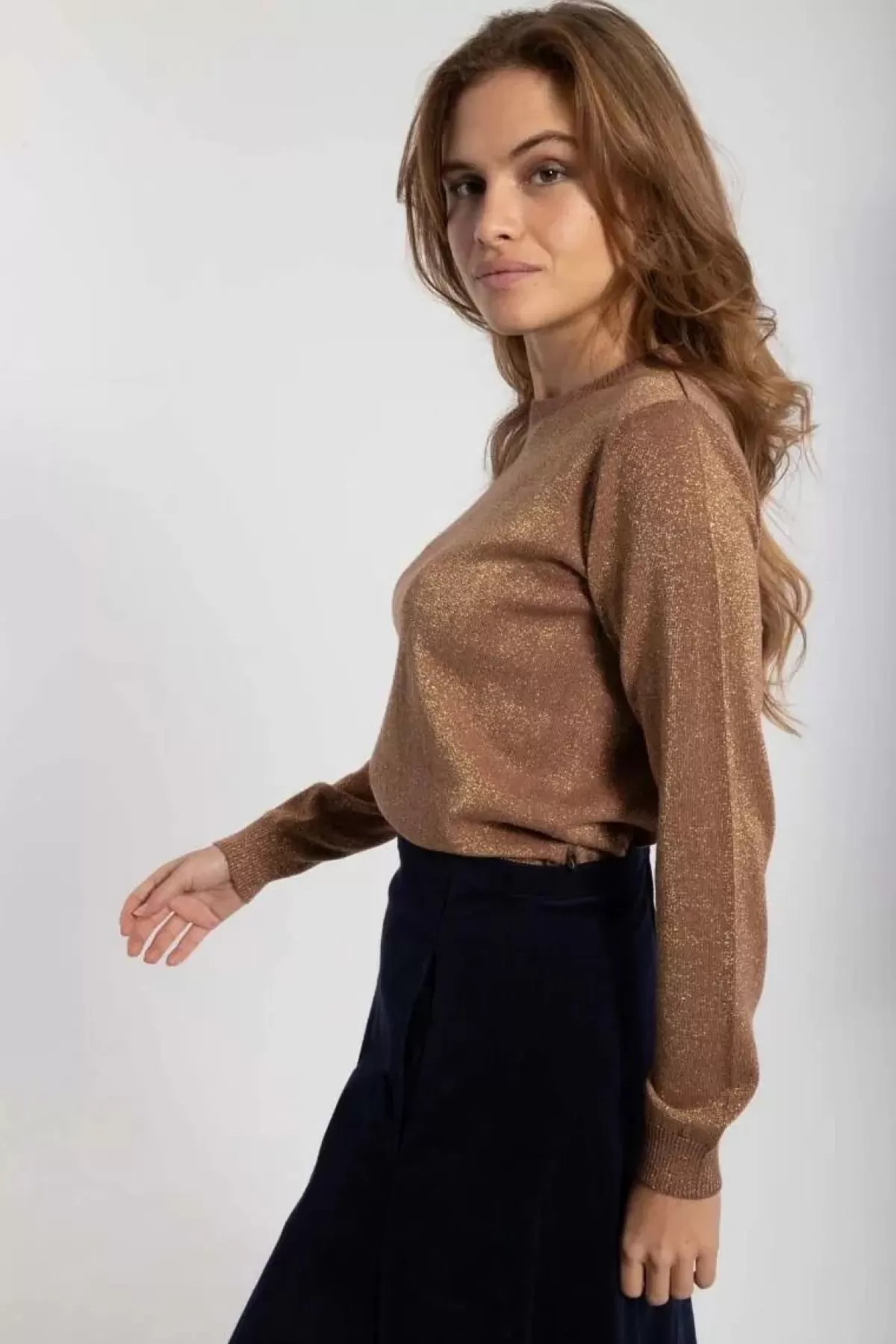 Maglia con Scollo a V Danefæ - Rosa Sabbia e Perlage Scintillanti con Riflessi Oro