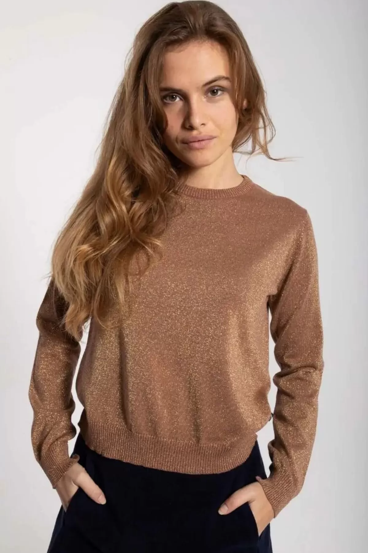 Maglia con Scollo a V Danefæ - Rosa Sabbia e Perlage Scintillanti con Riflessi Oro