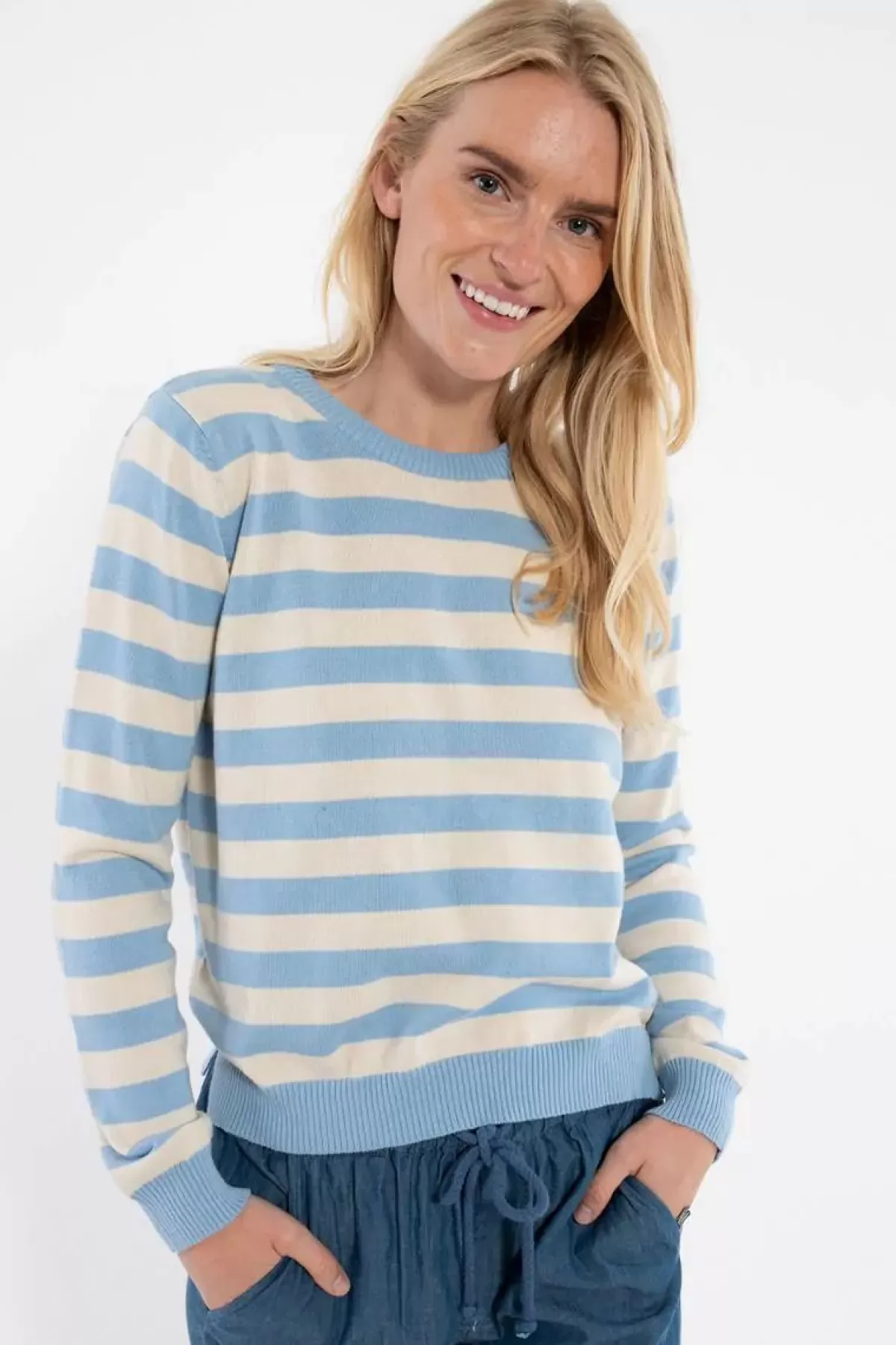 Maglione Danepearly in Lana Cardata con Perlage - Sfumature Celeste Chiaro e Gesso - Lavorazione Artigianale Dame Danefæ