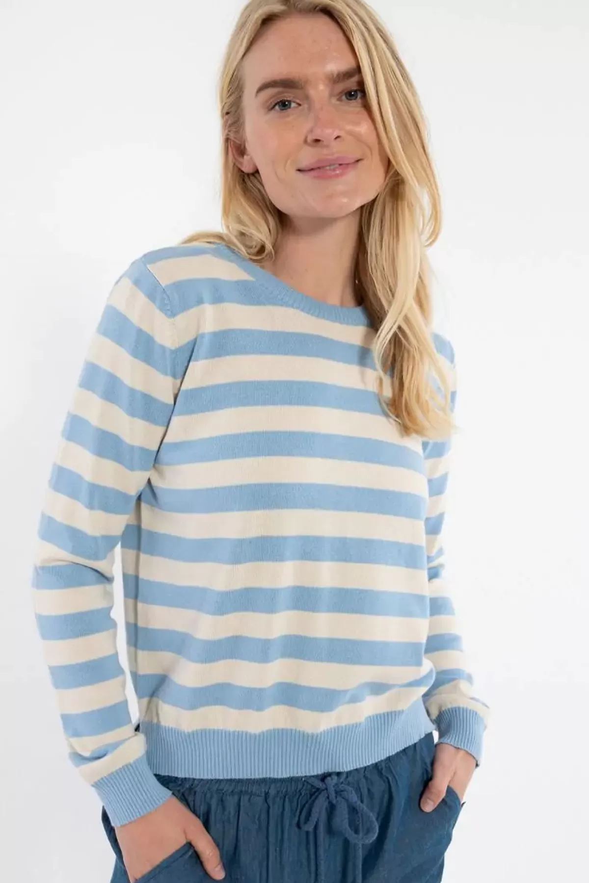 Maglione Danepearly in Lana Cardata con Perlage - Sfumature Celeste Chiaro e Gesso - Lavorazione Artigianale Dame Danefæ