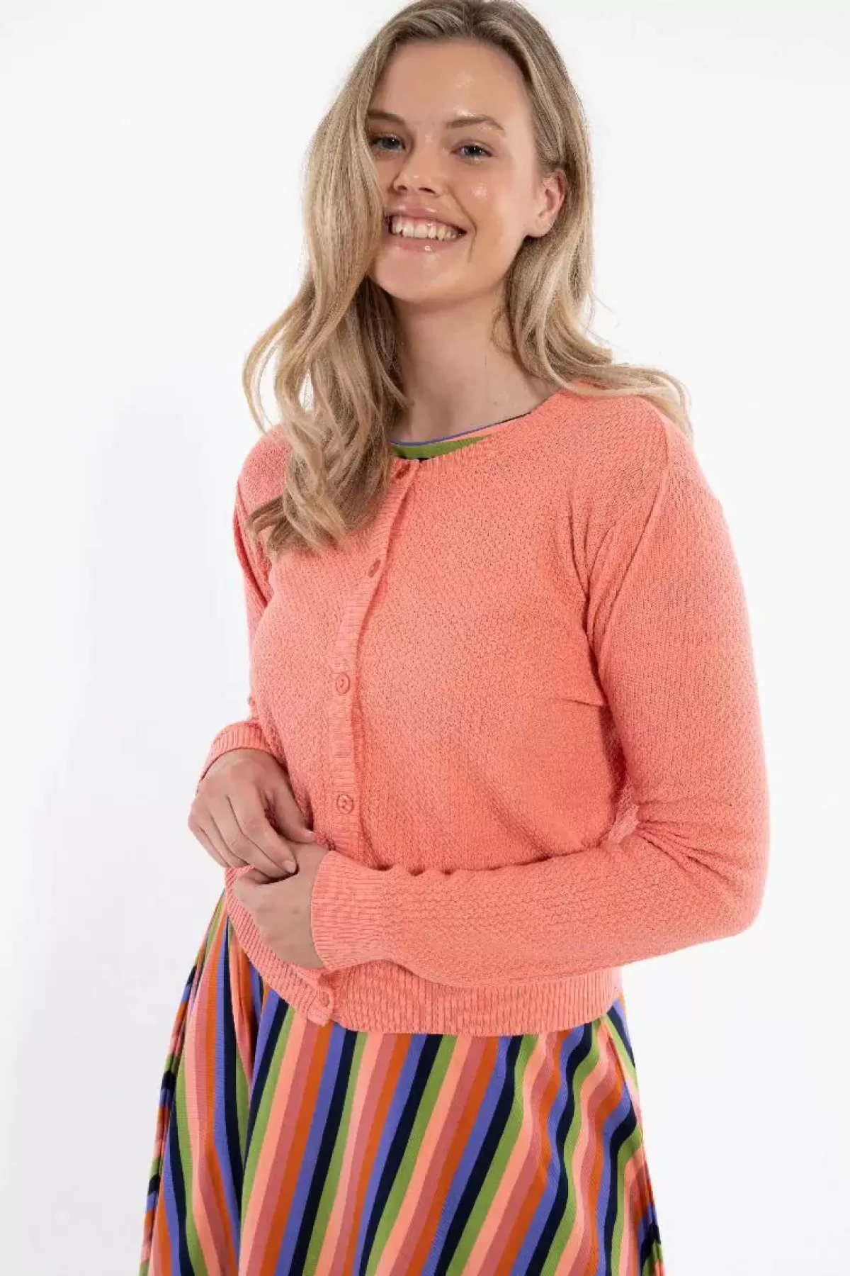Dame Danefæ Danesaga - Cardigan Elegante in Maglia con Ricami Perla, Tonalità Corallo