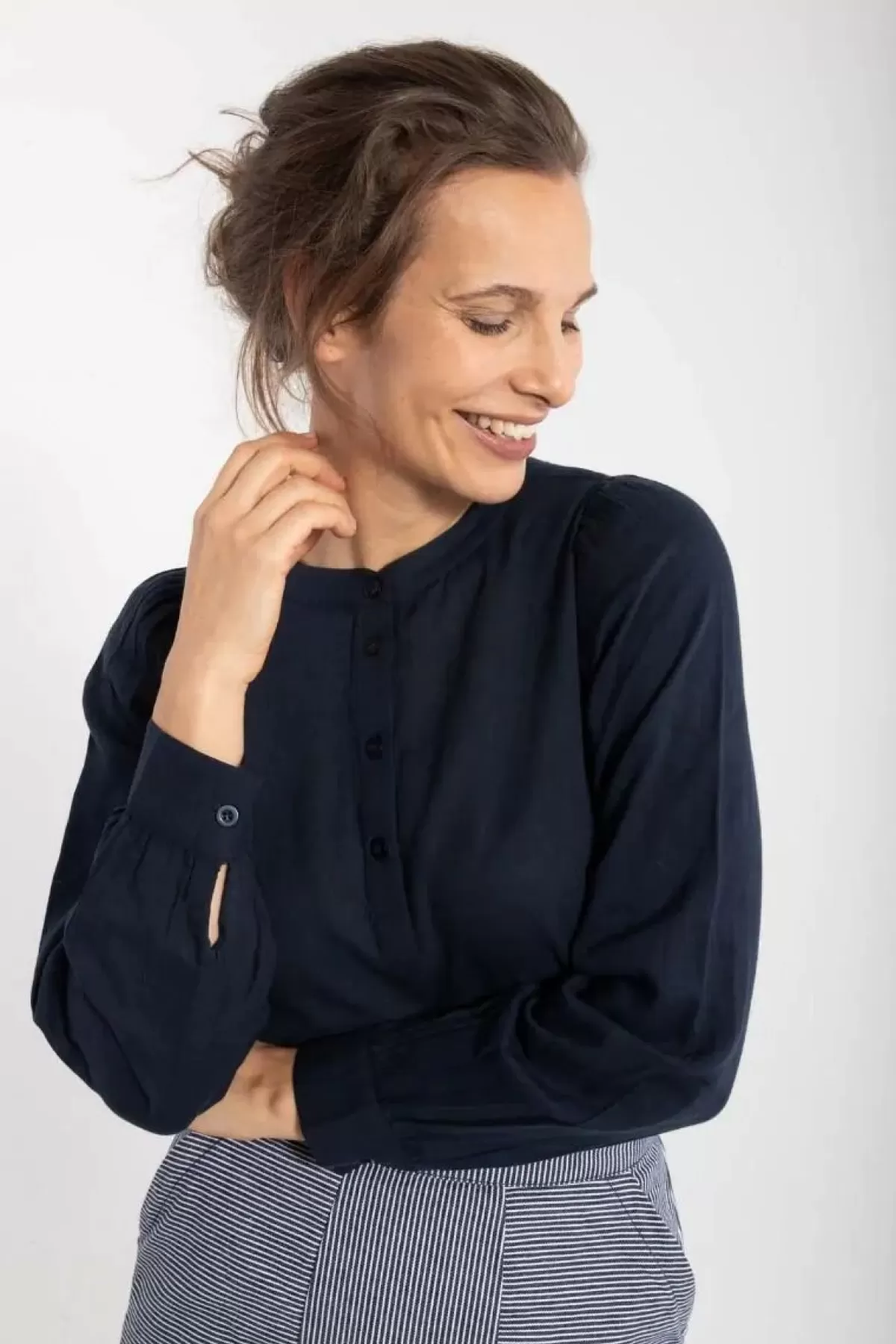 Camicia Casual Donna in Tinta Navy Scuro - Stile Danese Moderno | Danesanna by Dame Danefæ