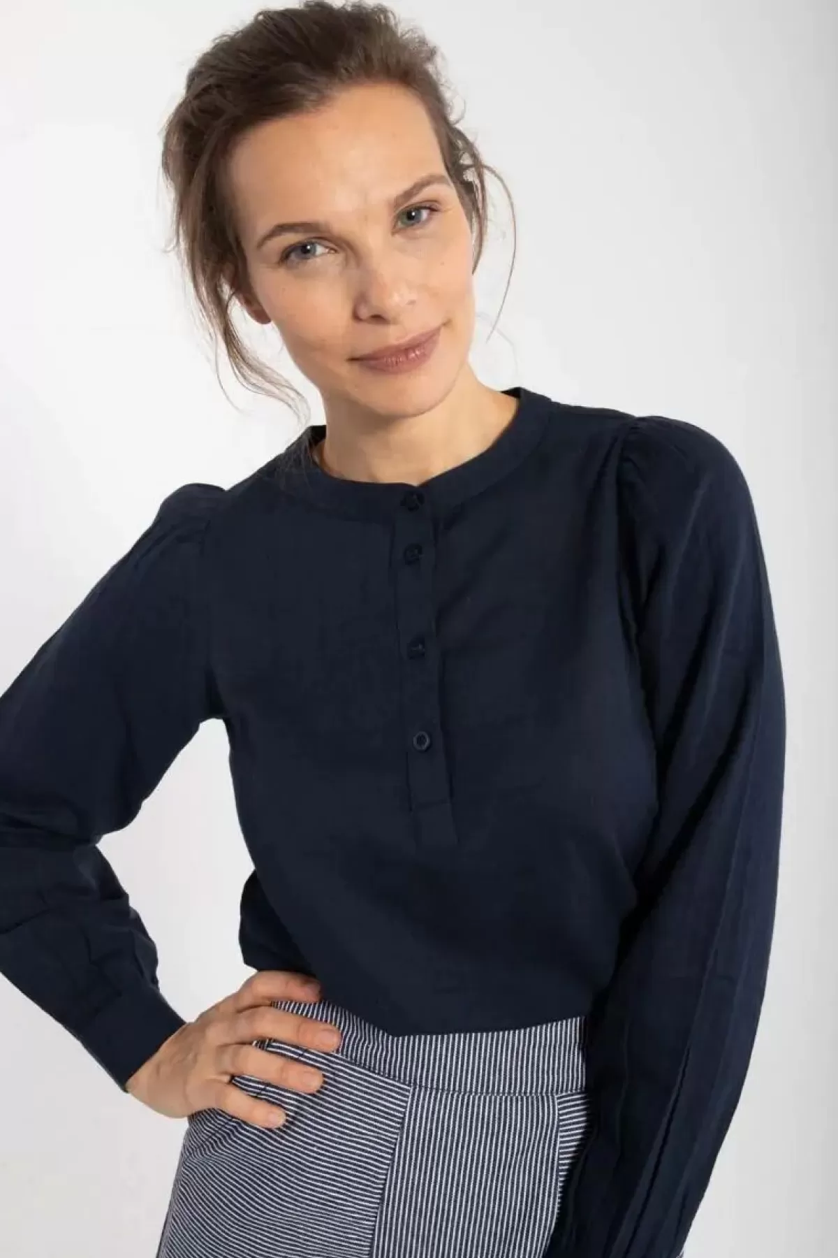 Camicia Casual Donna in Tinta Navy Scuro - Stile Danese Moderno | Danesanna by Dame Danefæ