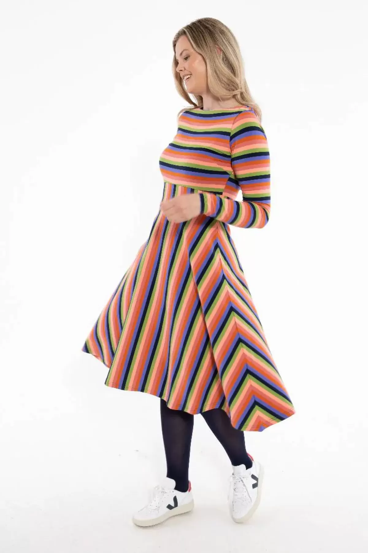 Abito in Puro Cotone Dame Danefæ - Stile Bohémien con Ricami Floreali e Confezione Artigianale