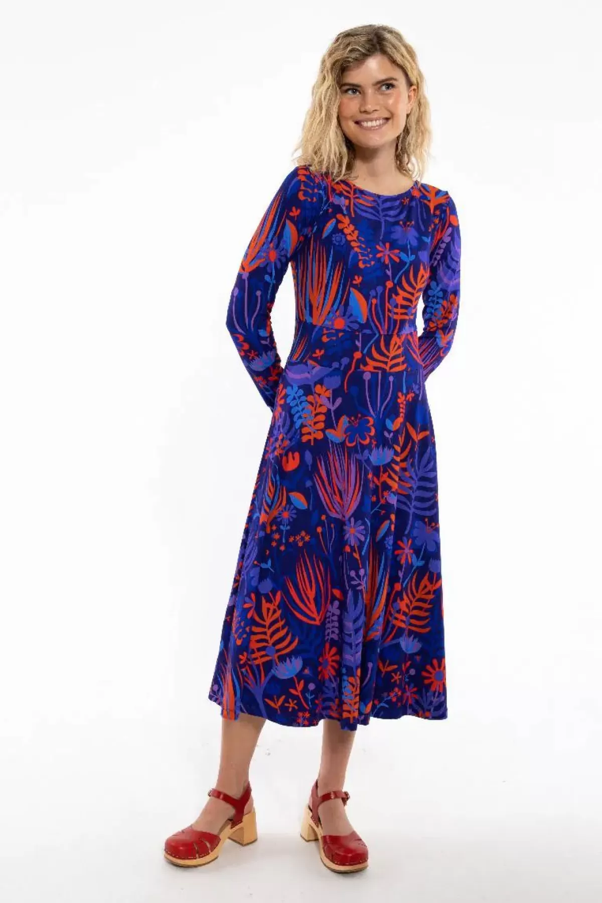 Abito estivo in viscosa blu marino con scollo a V - Dame Danefæ Danesigrid per escursioni 

(：，，，，
