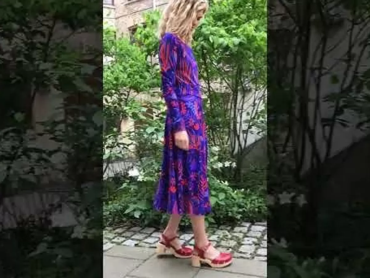 Abito estivo in viscosa blu marino con scollo a V - Dame Danefæ Danesigrid per escursioni 

(：，，，，