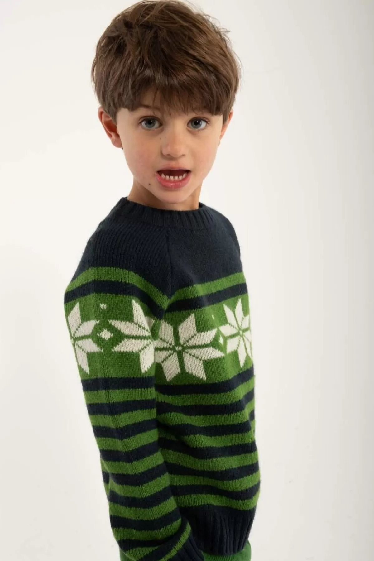 Nordic Daneslalom Maglione Unisex - Blu Navy Scuro con Dettagli in Foglia Autunnale e Gessetto | Stile Nordico Contemporaneo