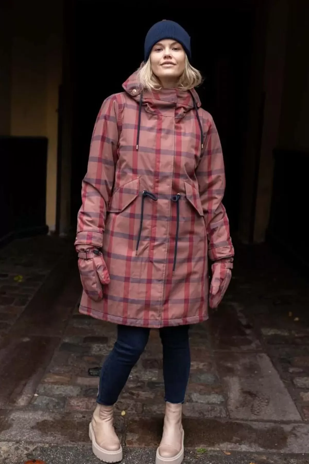 Elegante Parka Invernale Donna Danesvaneke - Fantasia Quadri con Sfumature Rosa Chiaro, Blu Notte e Borgogna