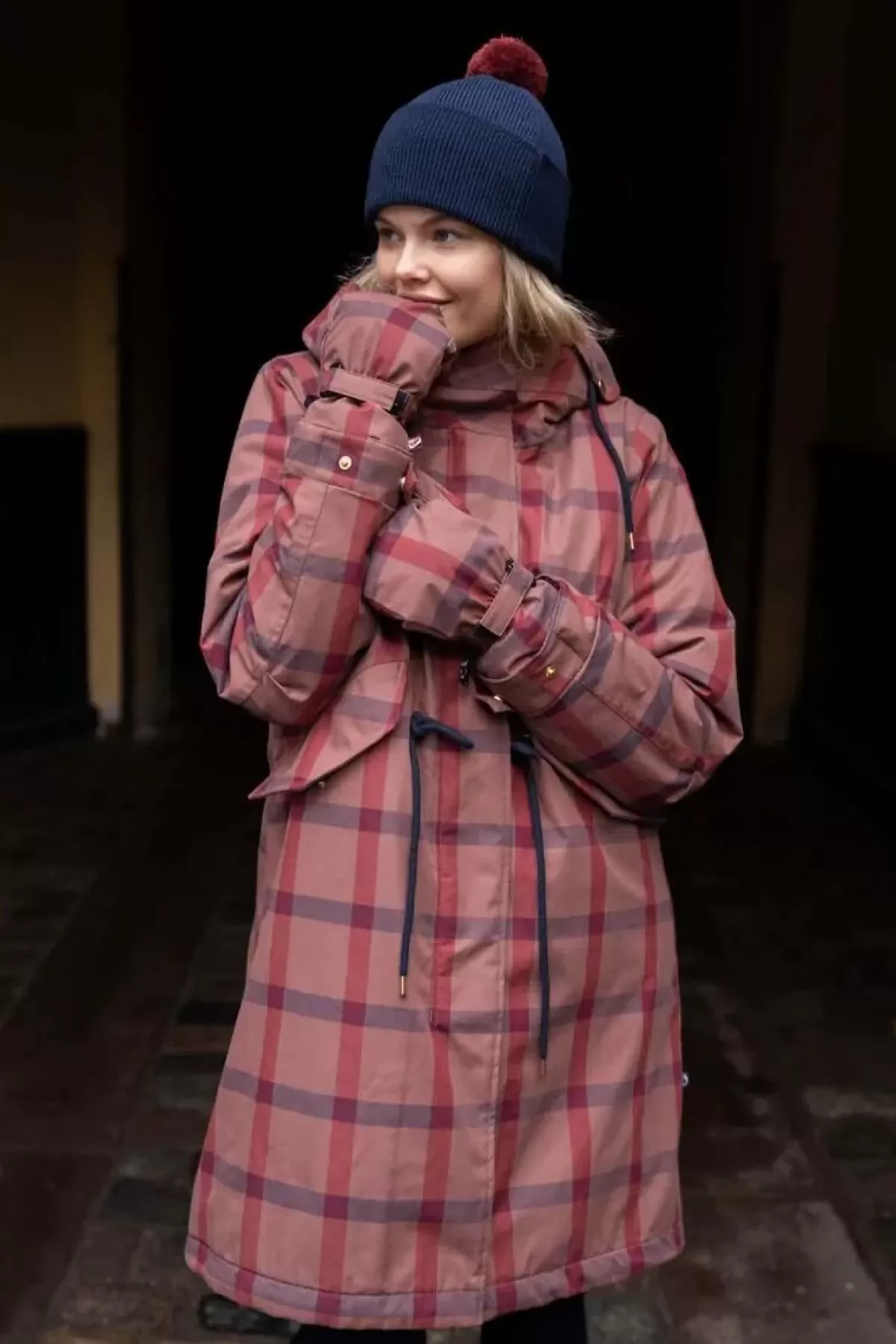 Elegante Parka Invernale Donna Danesvaneke - Fantasia Quadri con Sfumature Rosa Chiaro, Blu Notte e Borgogna