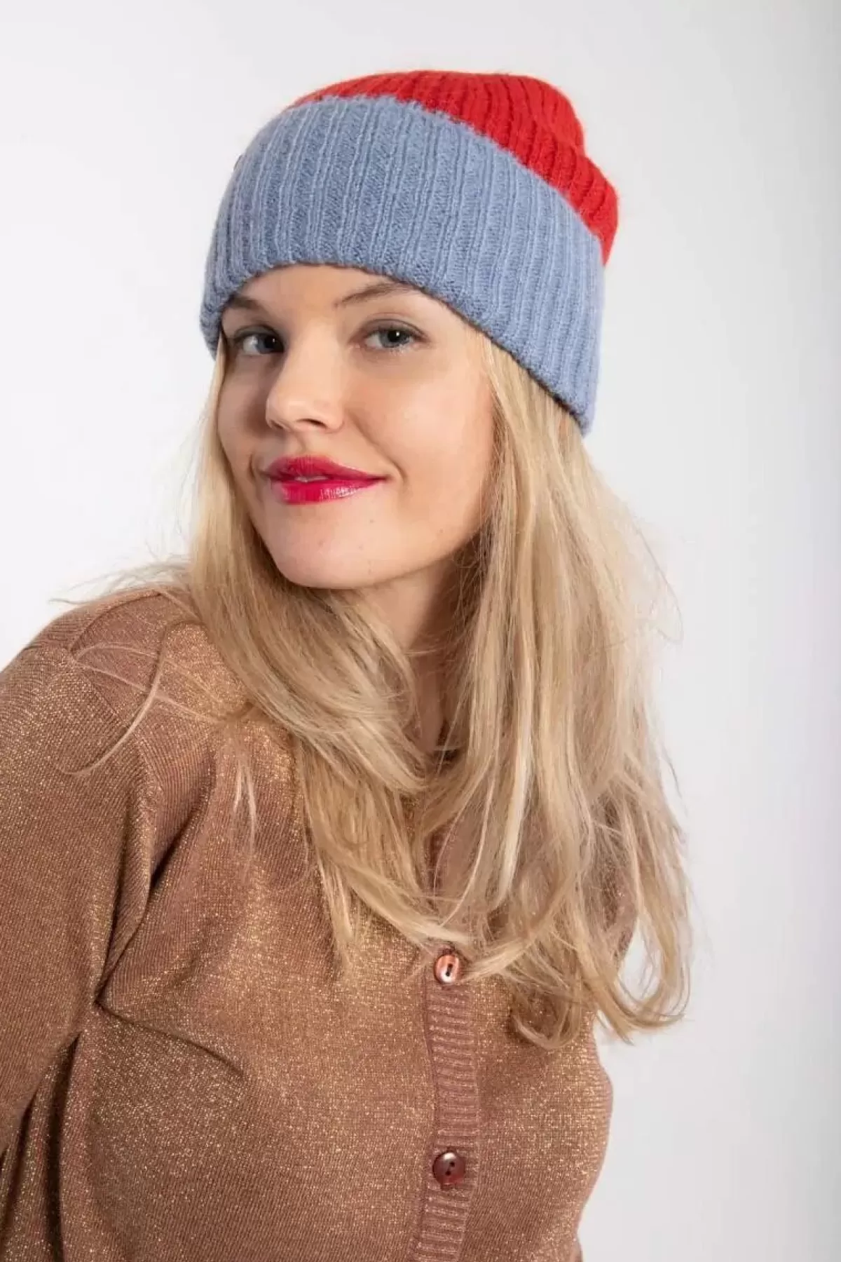 Berretto Invernale Donna Danefæ - Cappello Morbido a Doppia Tinta Bianco Porcellana e Rosso, Design Moderno e Caldo