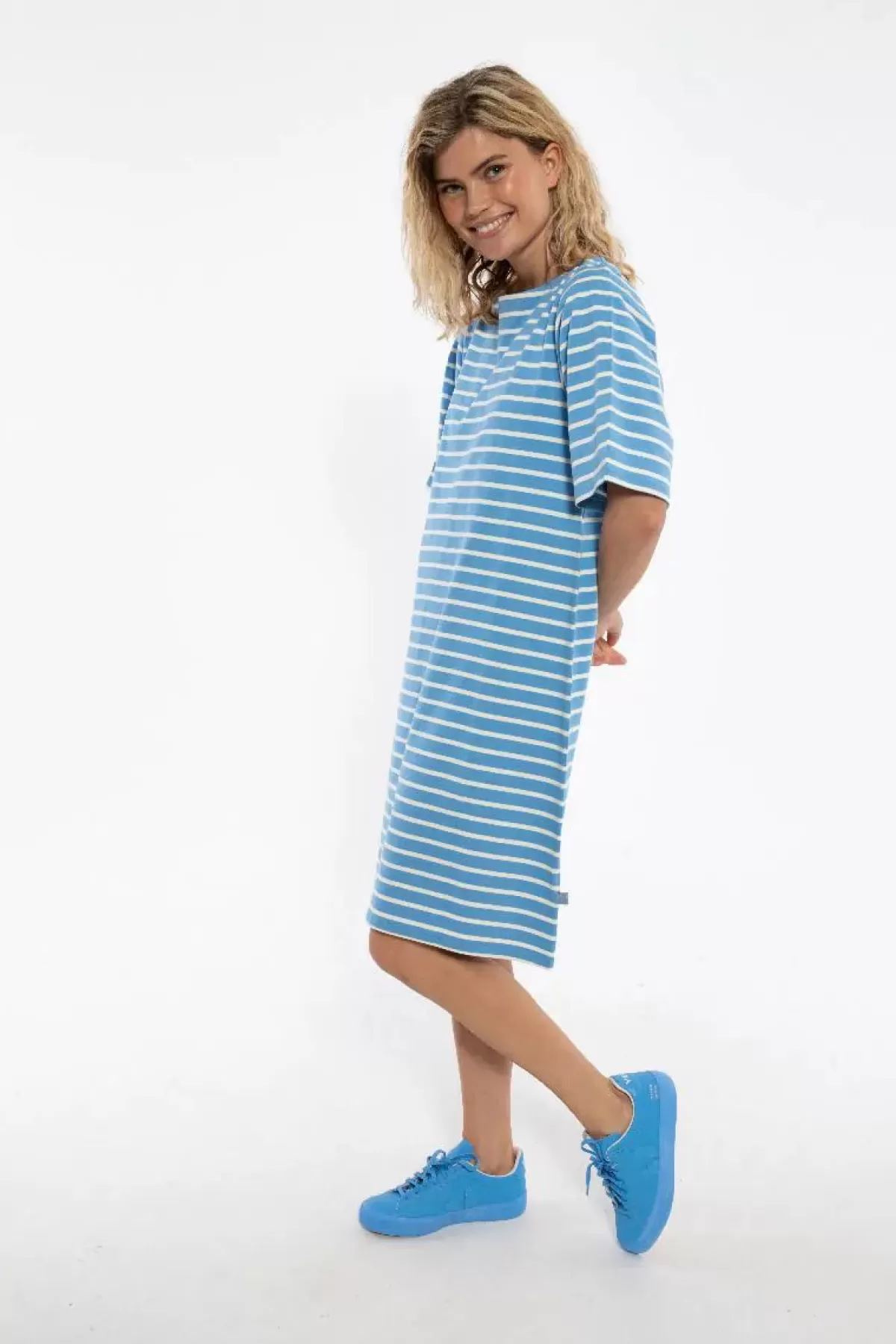 Abito Danetrinidad in Tonalità Ghiaccio - Vestito Casual con Accenti Gessati di Dame Danefæ